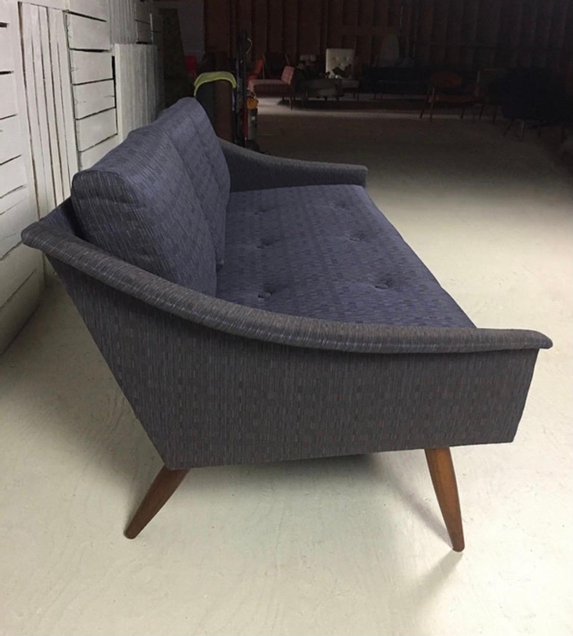 Adrian Pearsall für Craft Associates Sofa, komplett neu ausgestattet, Modell 1636-S im Zustand „Gut“ im Angebot in West Hartford, CT