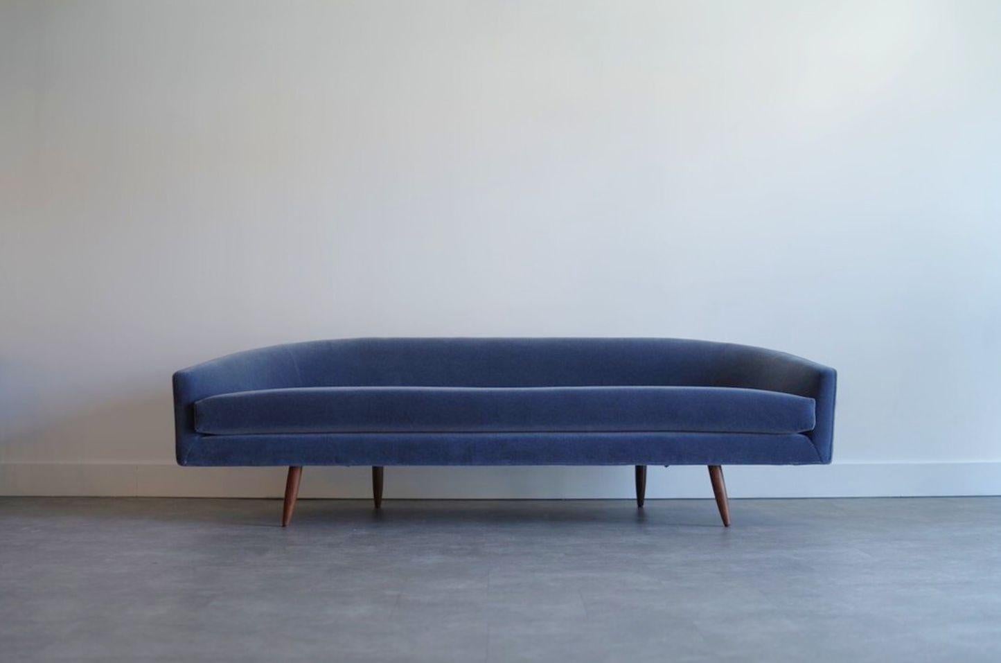 Prova un'eleganza senza tempo con questo divano vintage di Adrian Pearsall per Craft Associates, degli anni '50 circa. Completamente restaurato e rivestito in lussuoso Mohair da Holland and Sherry, questo divano unisce il fascino della metà del
