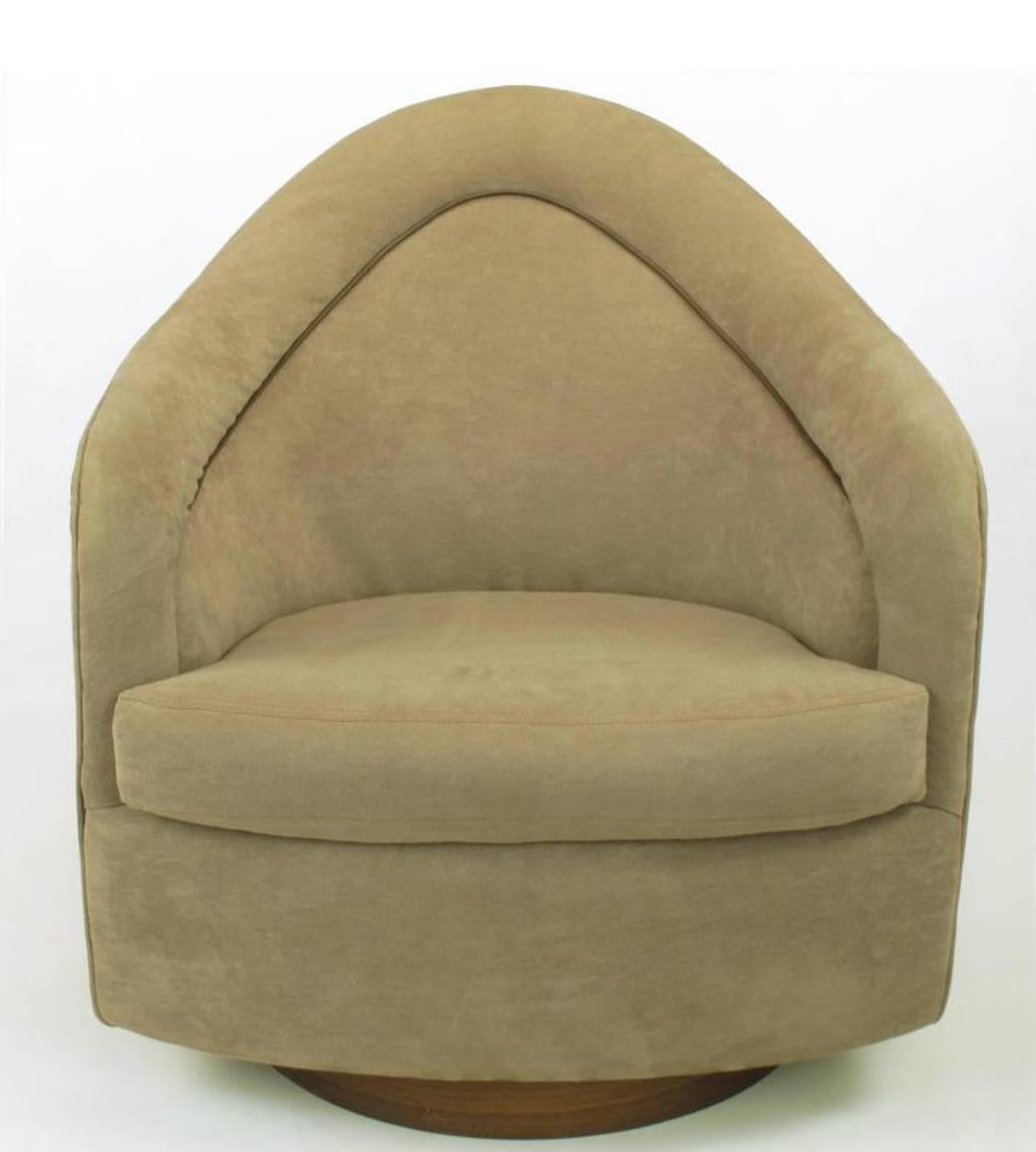  Ein einzelner dreh- und kippbarer Clubsessel mit rundem Sockel aus Nussbaumholz und tropfenförmiger Rückenlehne von Adrian Pearsall für Craft Associates. Taupefarbener Ultra-Wildlederbezug mit braunem lederähnlichem Keder.