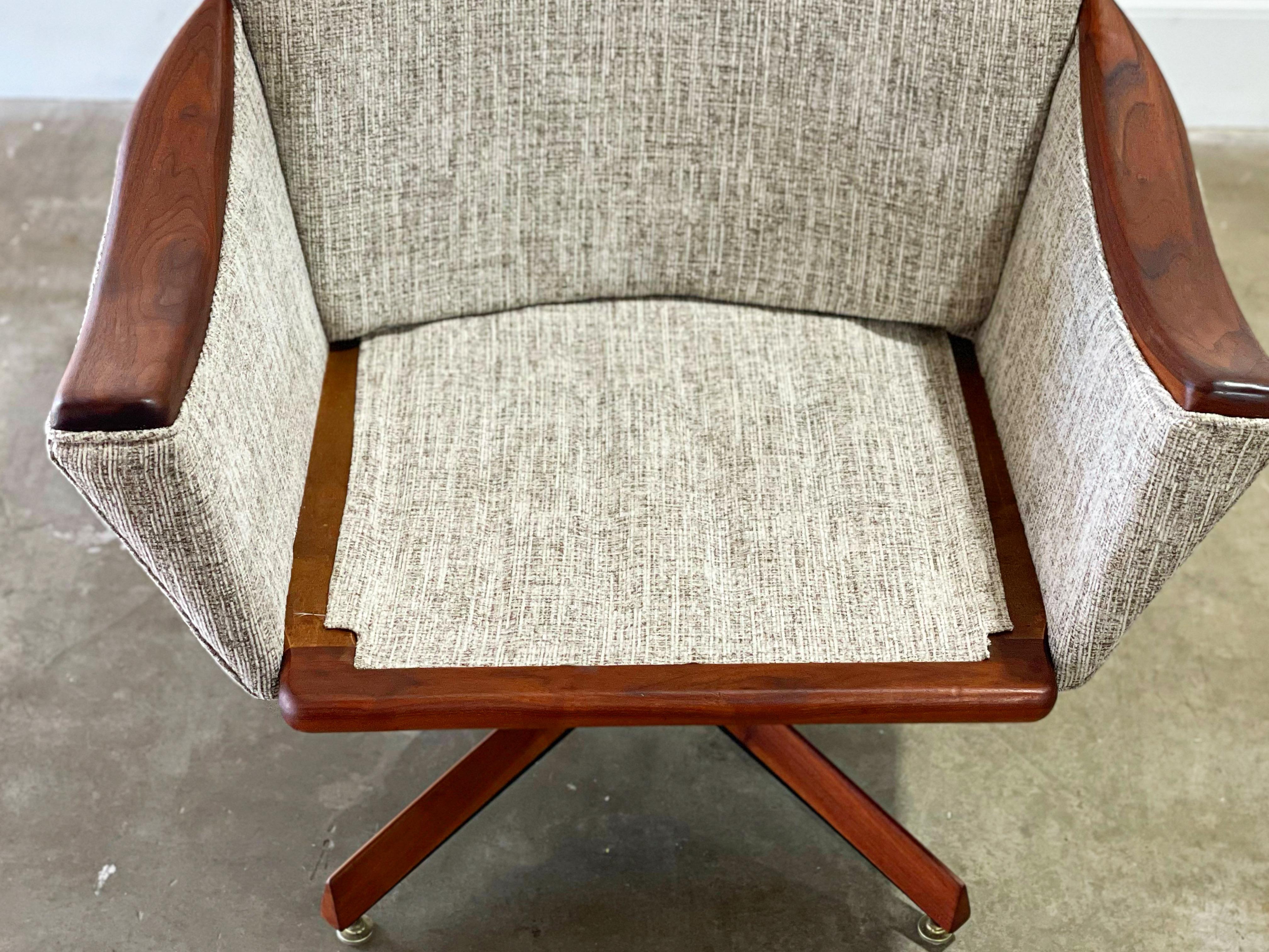 Adrian Pearsall for Craft Associates Swivel Lounge Chair, Fully Restored 6