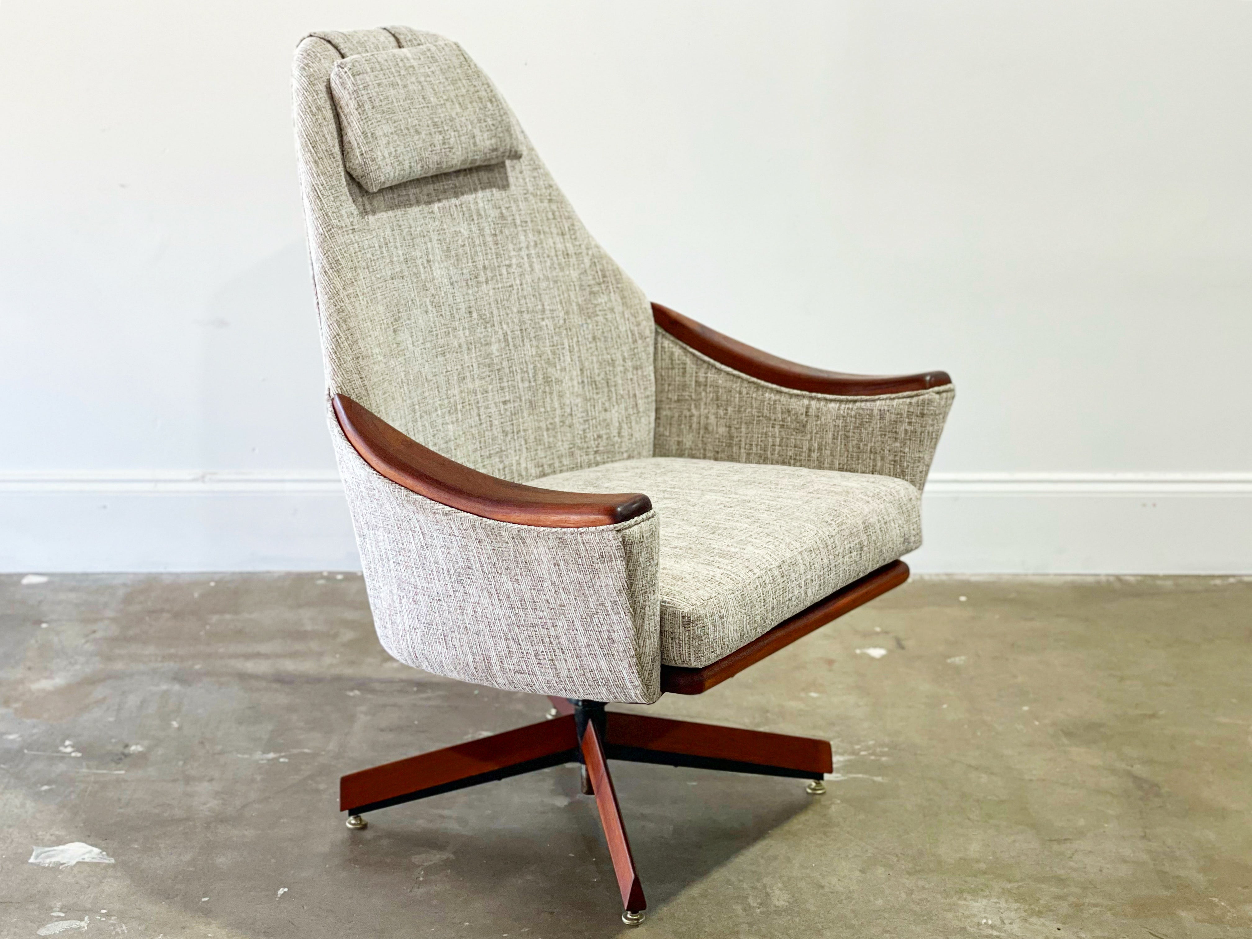 Adrian Pearsall for Craft Associates Mid-Century Modern swivel lounge chair in walnut and oatmeal tone tweed. Model 1808-C chair on a 2174-C base. Chair swivels 360 degrees and reclines slightly. Swivel and recline mechanism are working properly.