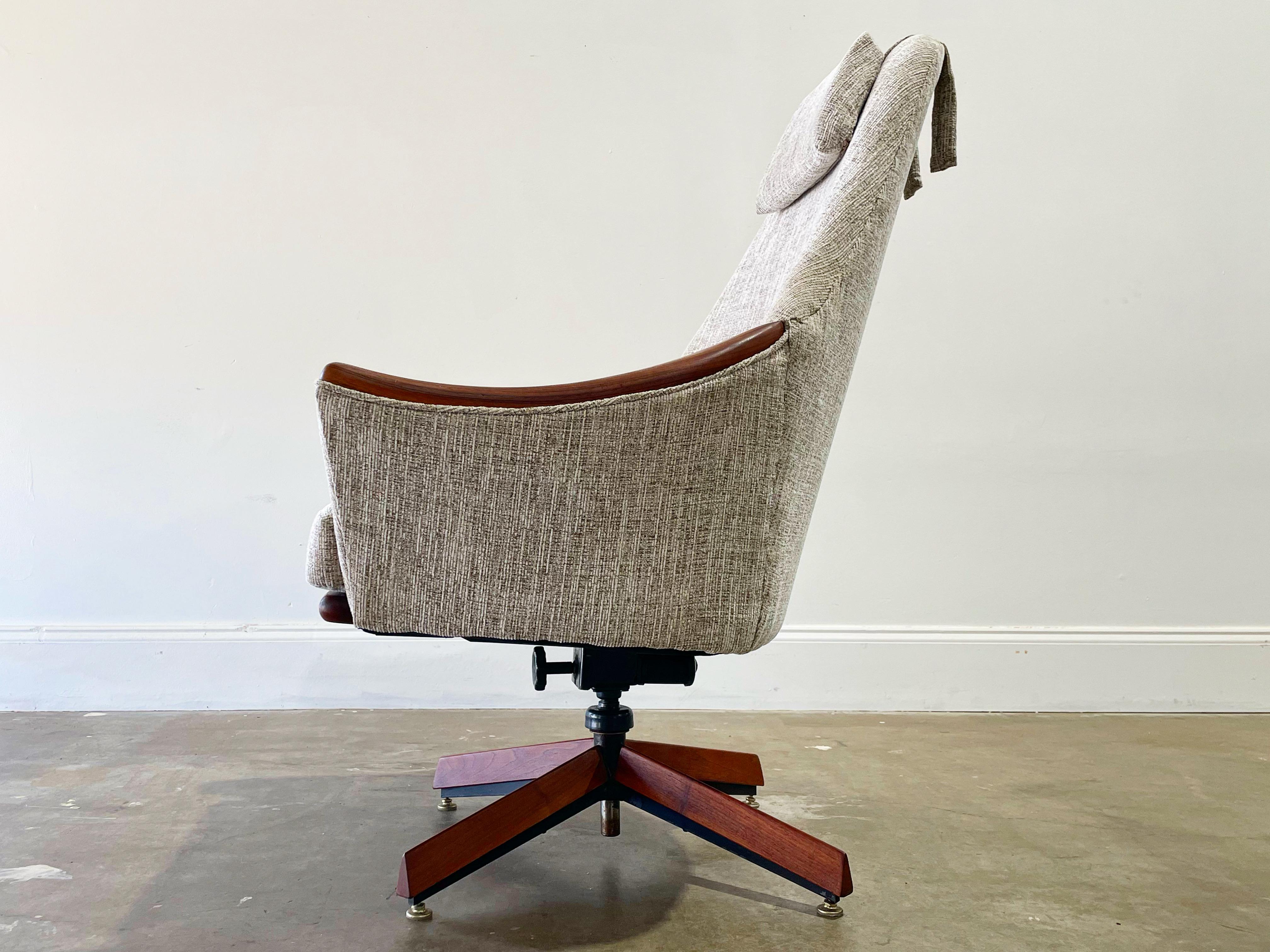 Adrian Pearsall for Craft Associates Swivel Lounge Chair, Fully Restored In Good Condition In Decatur, GA