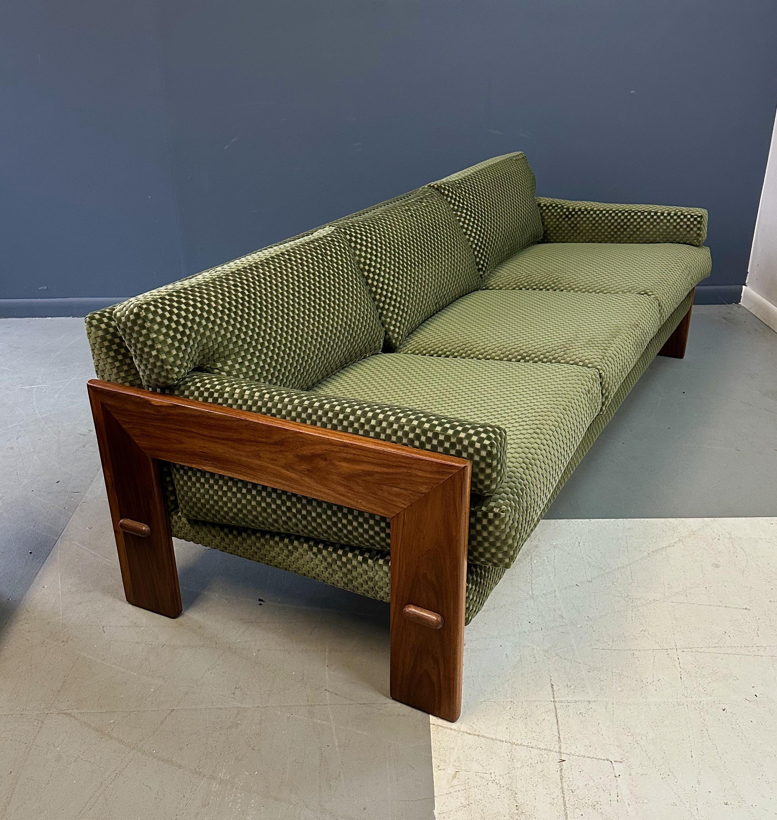 Dieses von Adrian Pearsall entworfene und von Craft Associates hergestellte Sofa aus der Mitte des Jahrhunderts verfügt über Nussbaumverzierungen, die jedem Wohnraum einen Hauch von Eleganz und Raffinesse verleihen. Die glatten Linien und die
