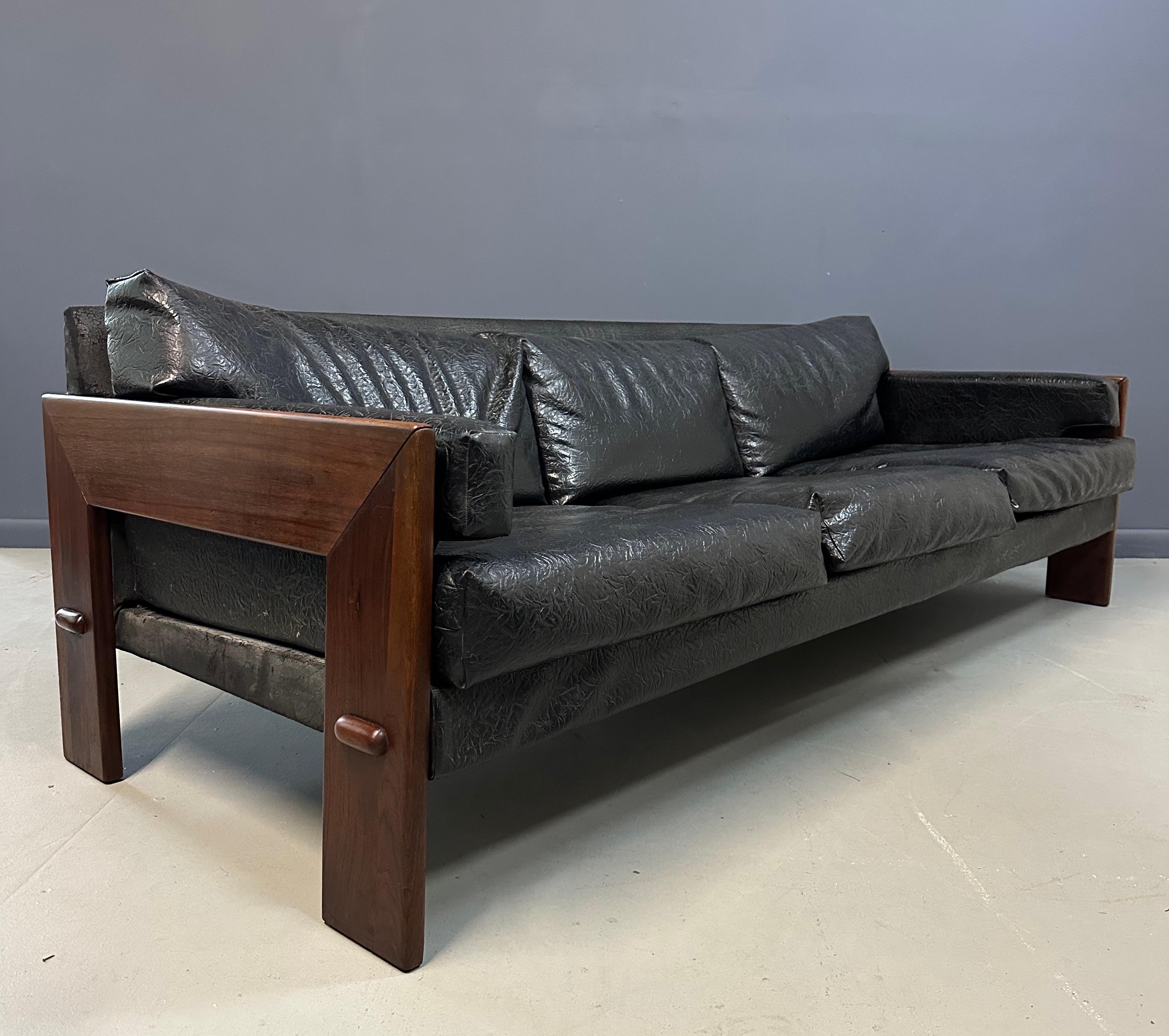 Mid-Century moderno Adrian Pearsall for Craft Associates Walnut Trimmed Sofa Mid Century in vendita