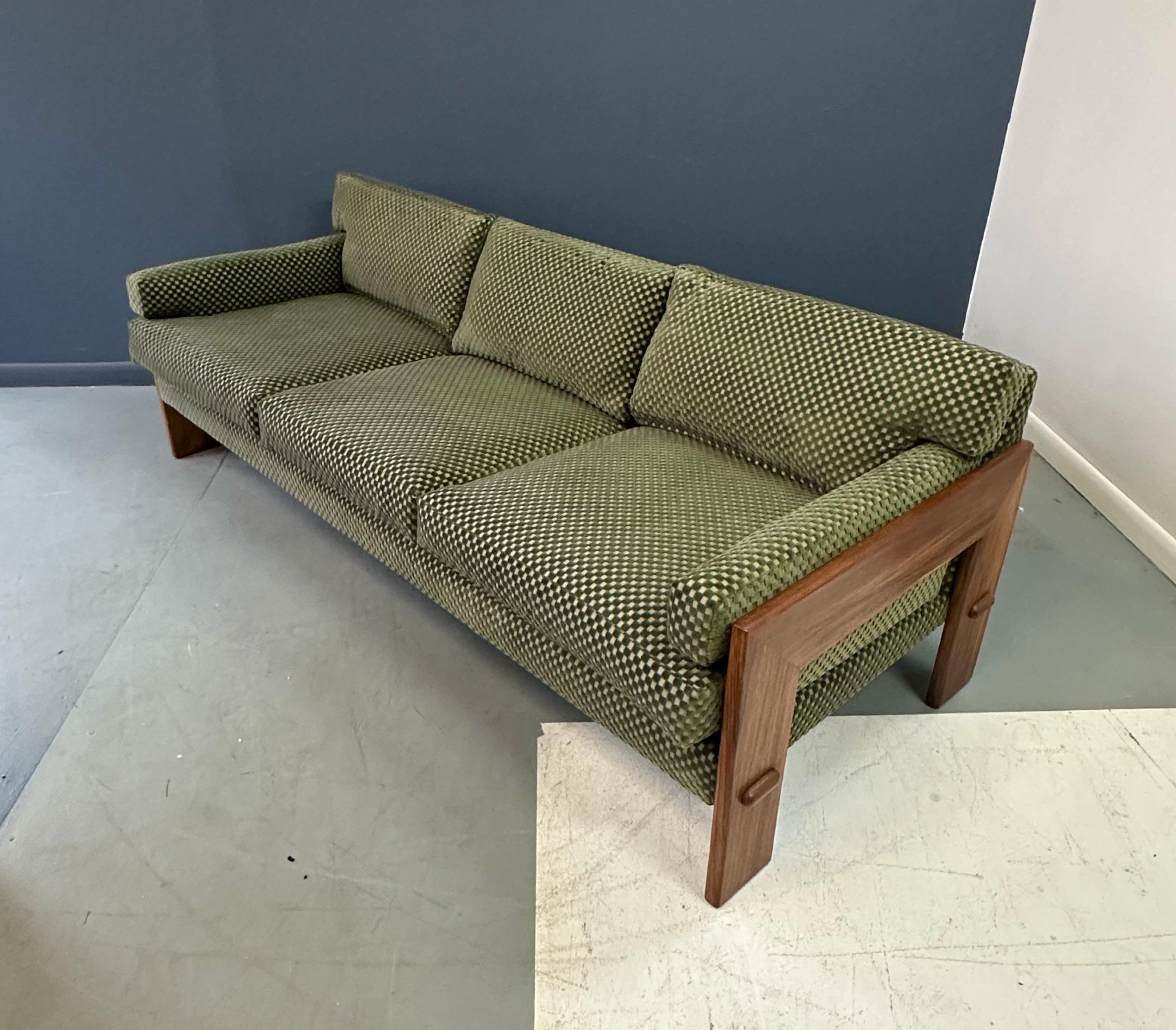 Adrian Pearsall für Craft Associates Sofa mit Nussbaumbesatz, Mid-Century (Moderne der Mitte des Jahrhunderts) im Angebot