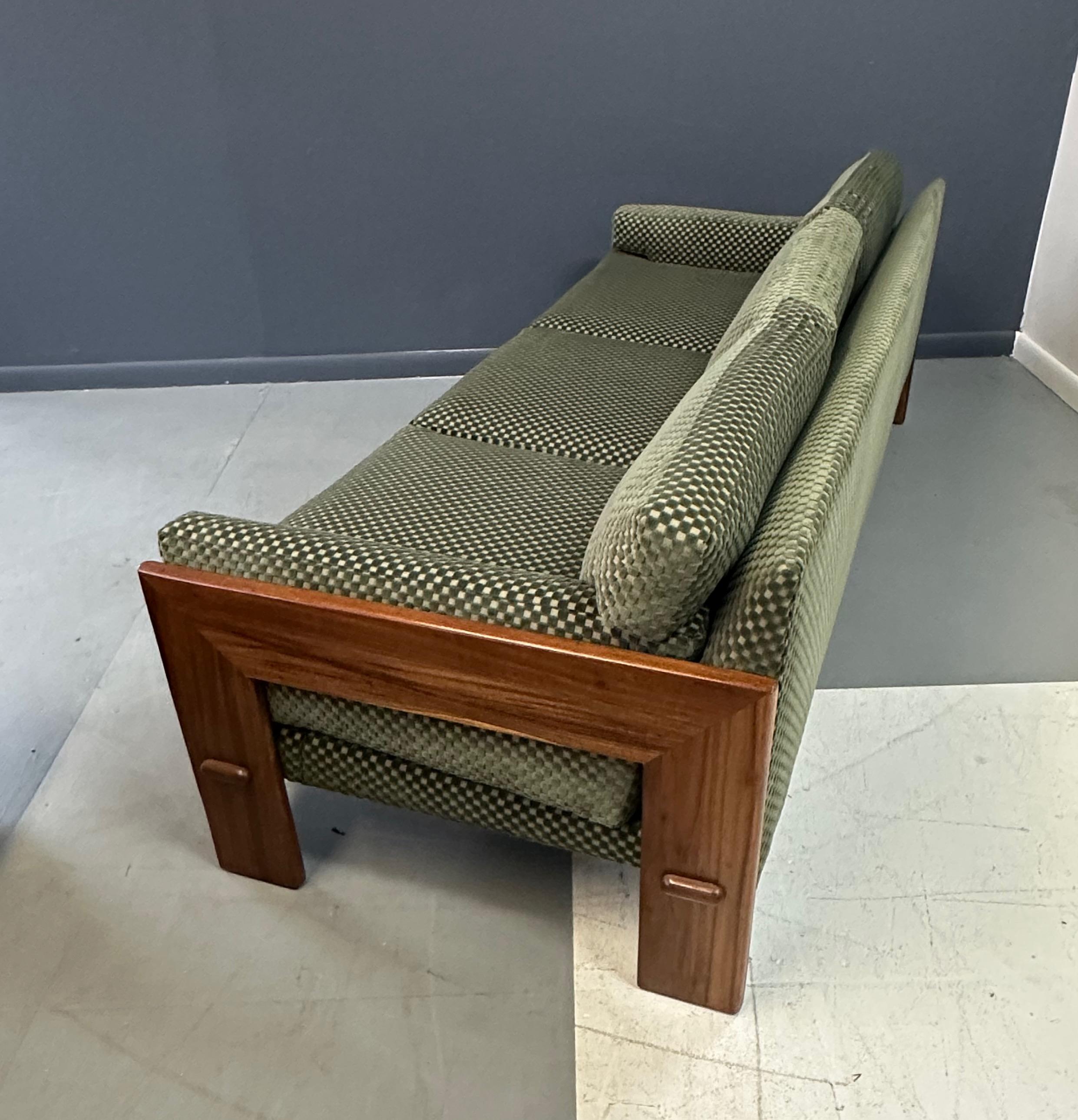 Adrian Pearsall für Craft Associates Sofa mit Nussbaumbesatz, Mid-Century (Nordamerikanisch) im Angebot