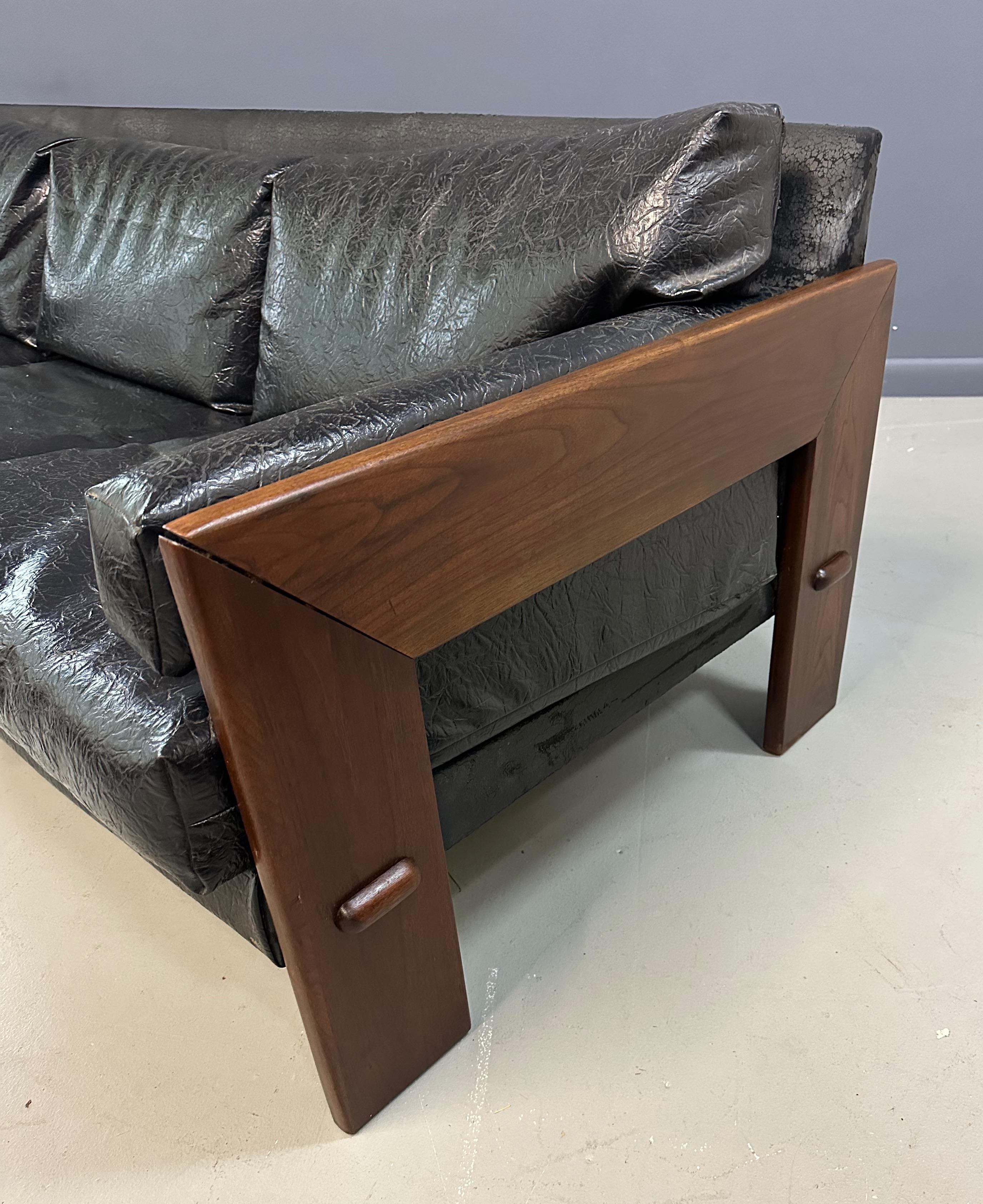 Adrian Pearsall for Craft Associates Walnut Trimmed Sofa Mid Century In condizioni buone in vendita a Philadelphia, PA