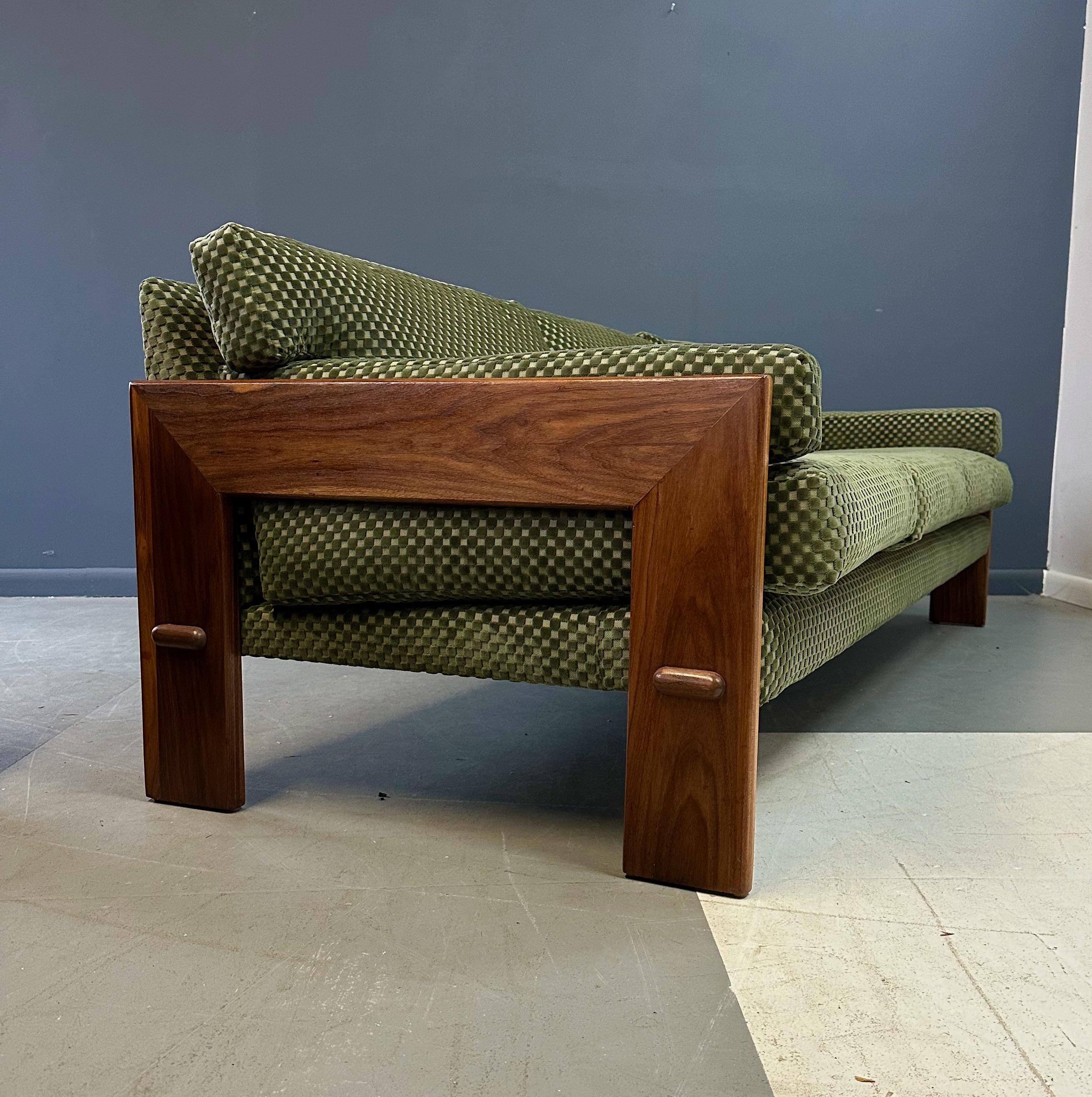 Adrian Pearsall für Craft Associates Sofa mit Nussbaumbesatz, Mid-Century im Zustand „Gut“ im Angebot in Philadelphia, PA