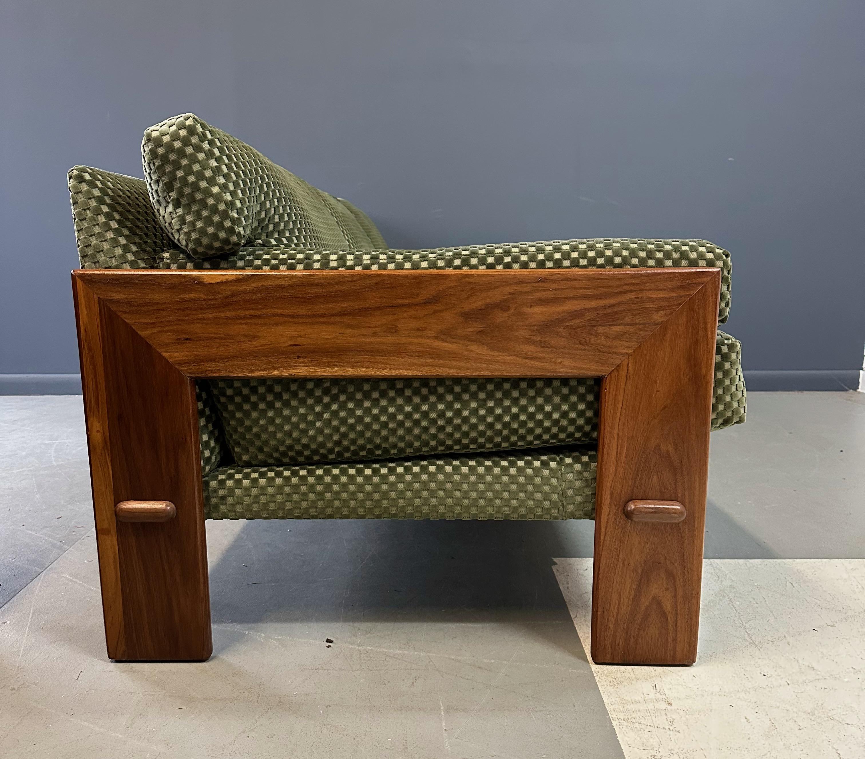 Adrian Pearsall für Craft Associates Sofa mit Nussbaumbesatz, Mid-Century (20. Jahrhundert) im Angebot