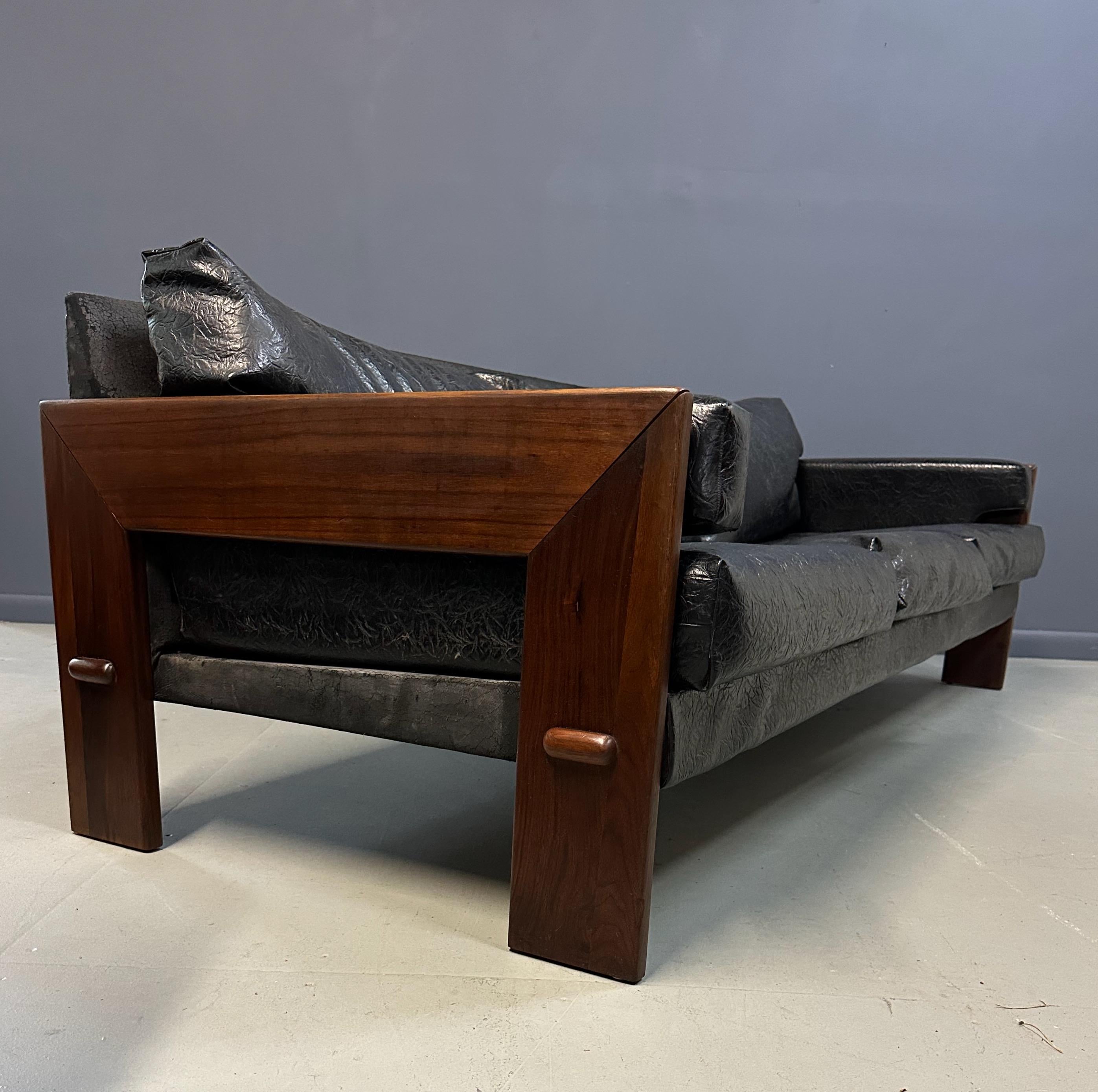 Noce Adrian Pearsall for Craft Associates Walnut Trimmed Sofa Mid Century in vendita