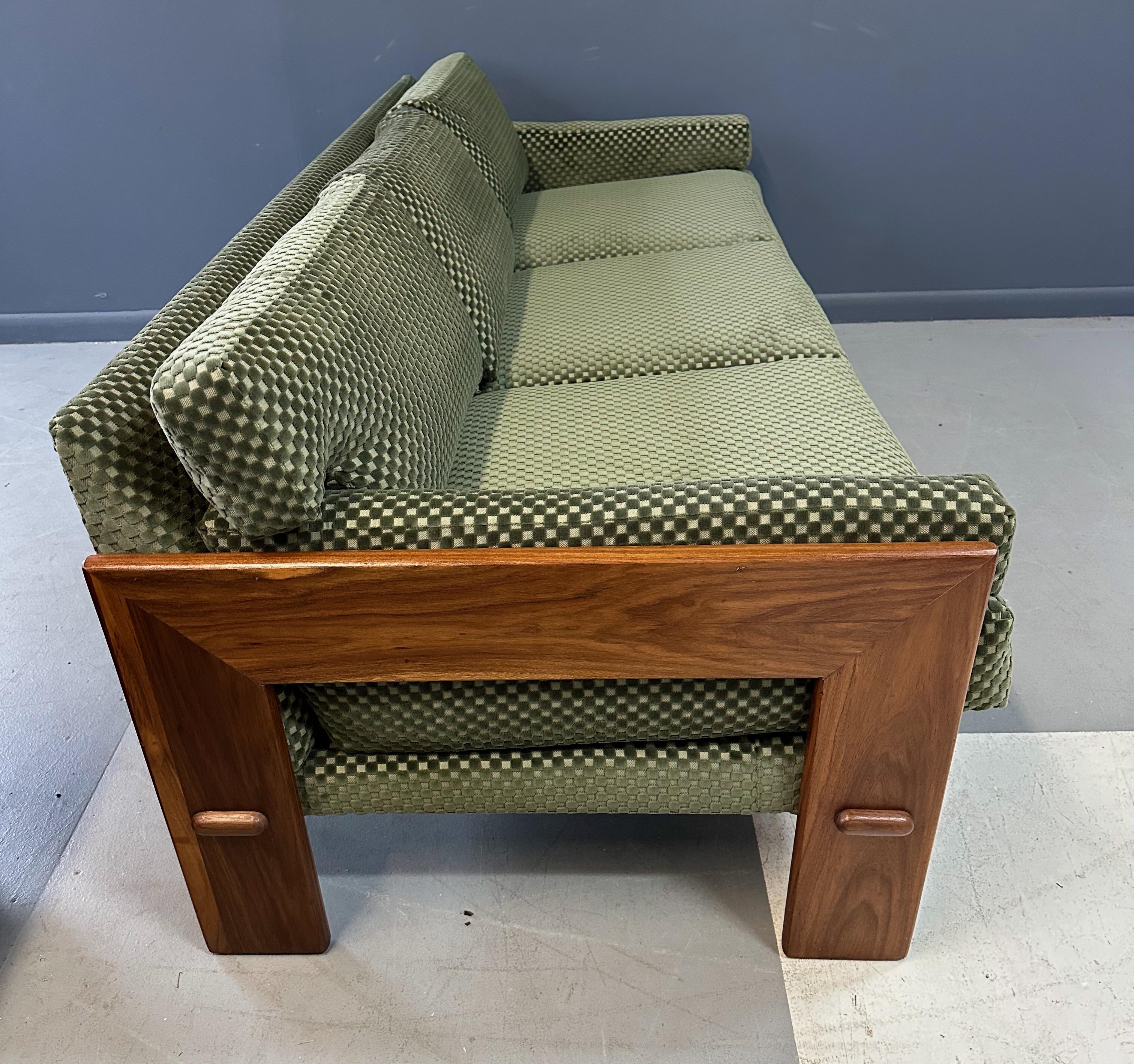 Adrian Pearsall für Craft Associates Sofa mit Nussbaumbesatz, Mid-Century (Walnuss) im Angebot