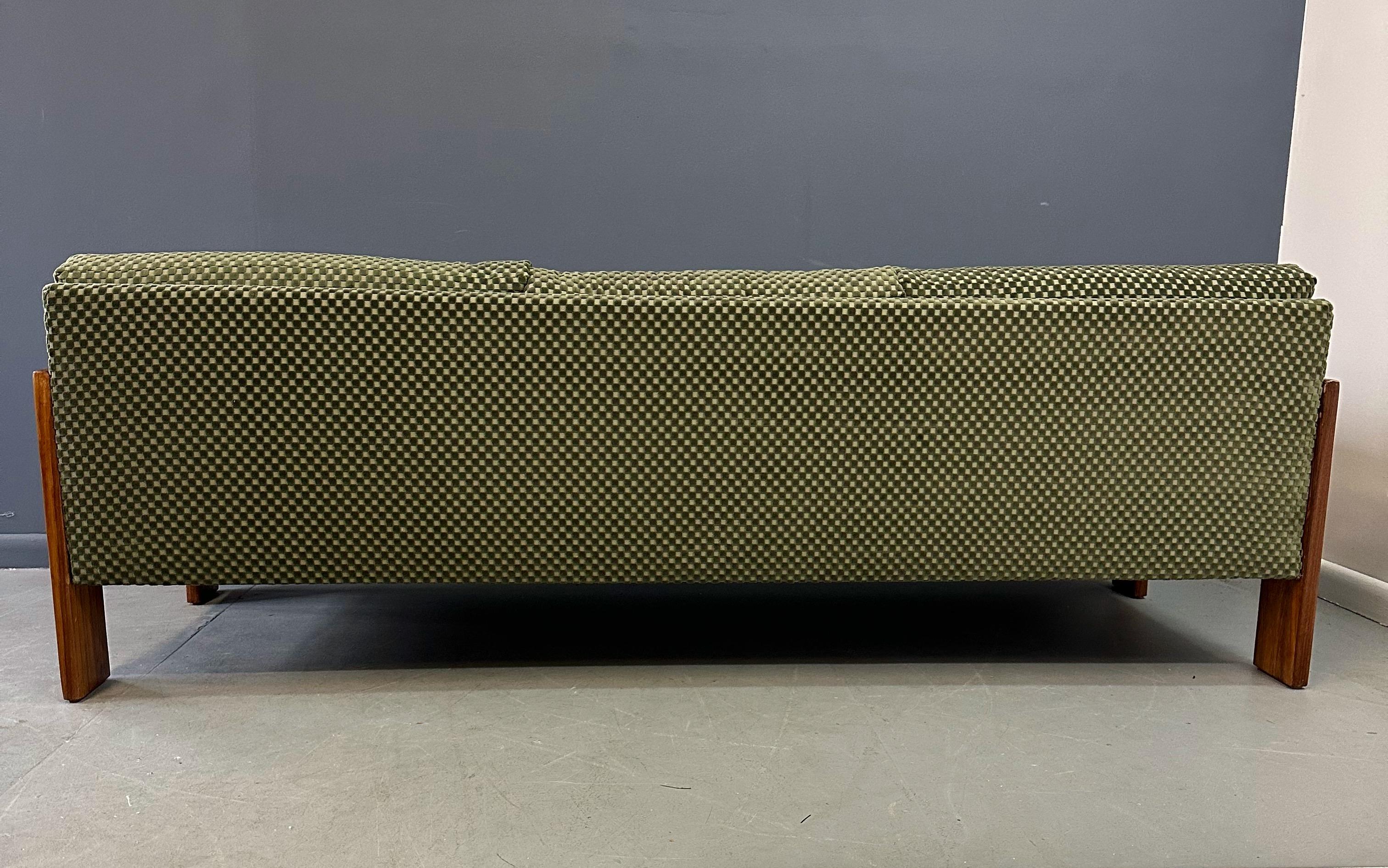 Adrian Pearsall für Craft Associates Sofa mit Nussbaumbesatz, Mid-Century im Angebot 1