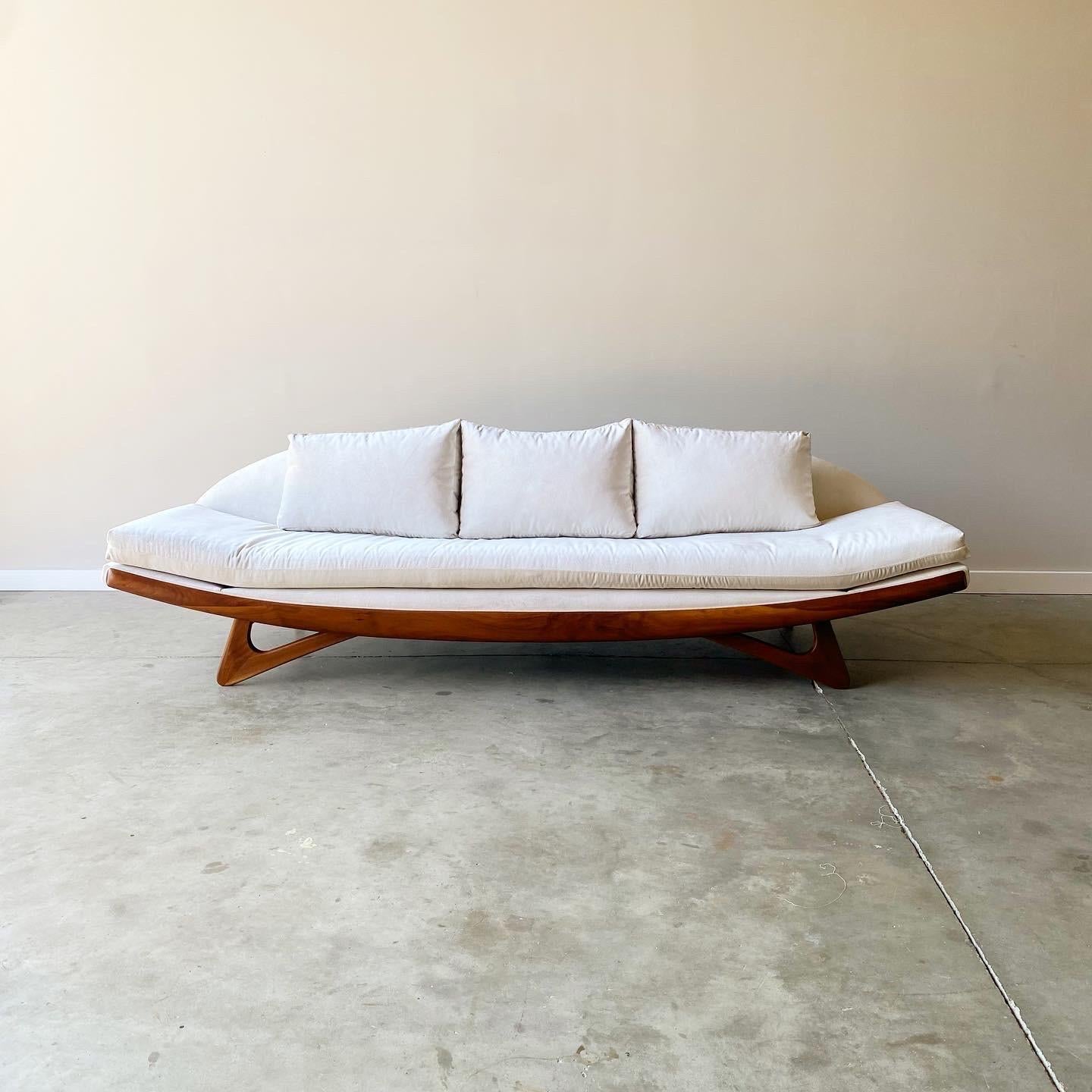 Un étonnant canapé de forme gondole d'Adrian Pearsall, de Craft Associates.  Nouvellement recouvert d'un velours ivoire et d'une base en noyer restaurée.  Une forme saisissante et une silhouette sculpturale pour ce classique de la modernité du