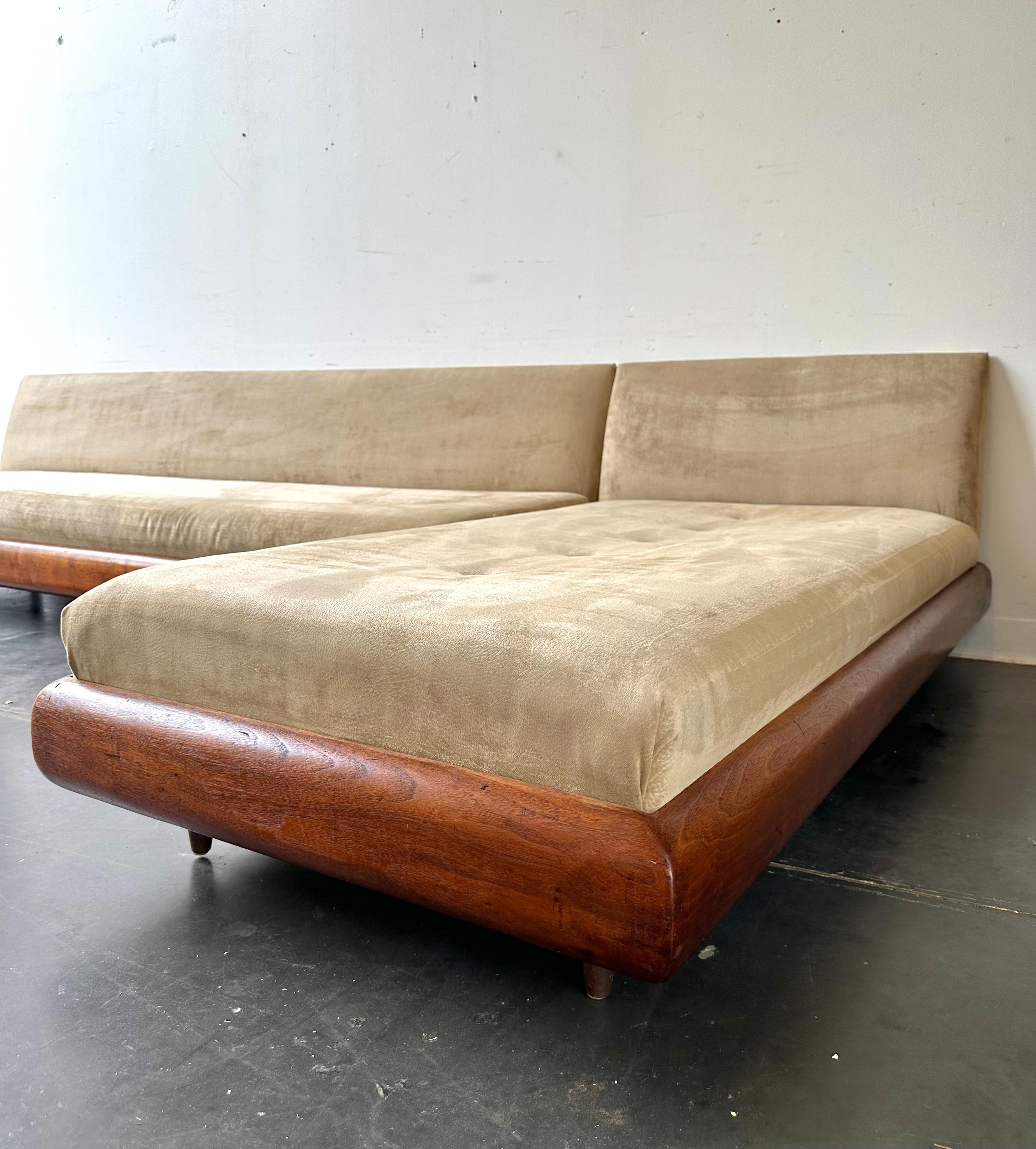 American Adrian Pearsall Grand Boomerang 1600-S Sofa