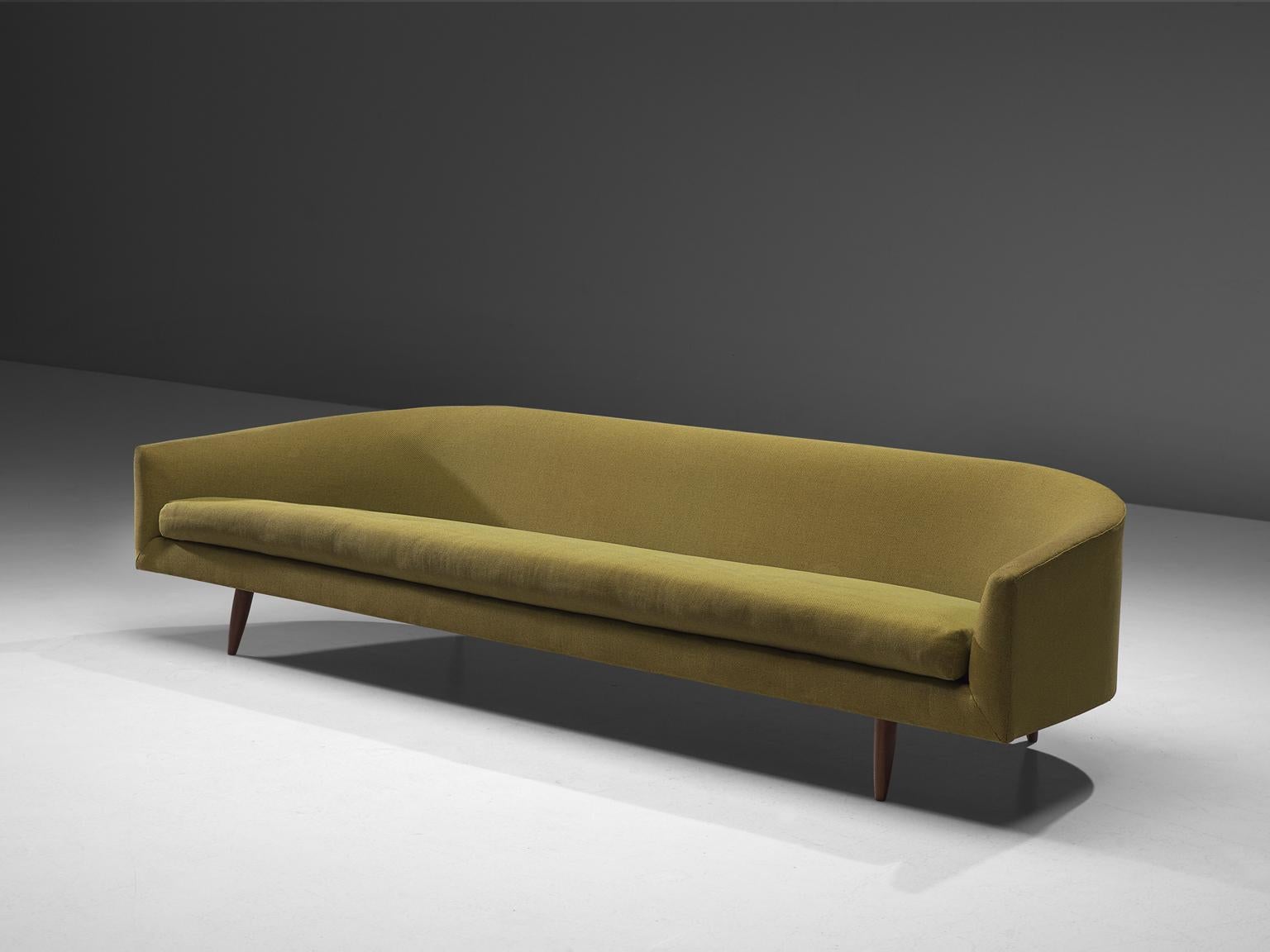 Adrian Pearsall for Craft Associates, Cloud sofa model 2474-S, oak and wood, United States, circa 1960s

This very large sofa is designed by Adrian Pearsall. This design shows elegant lines. The armrests run smoothly all around the chair and sofa