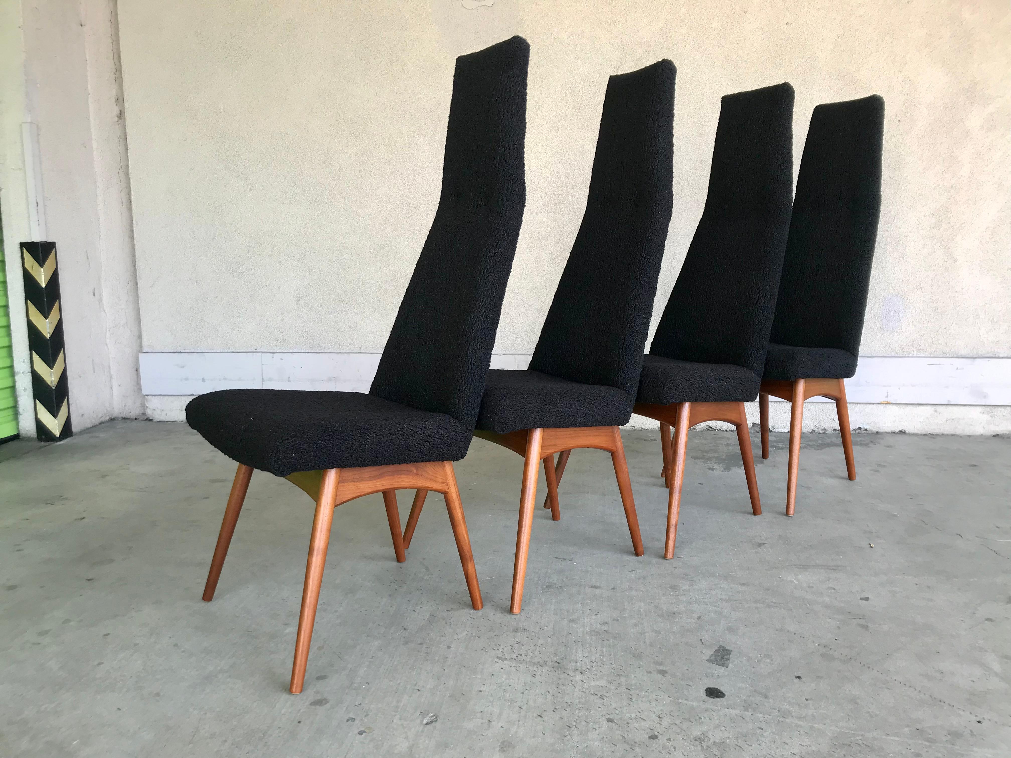 Classic vintage modern design.
Restored with a nubby black faux sheepskin fabric.
Nice solid American black walnut base.
Great for a breakfast nook, random seating or add with other sets.
