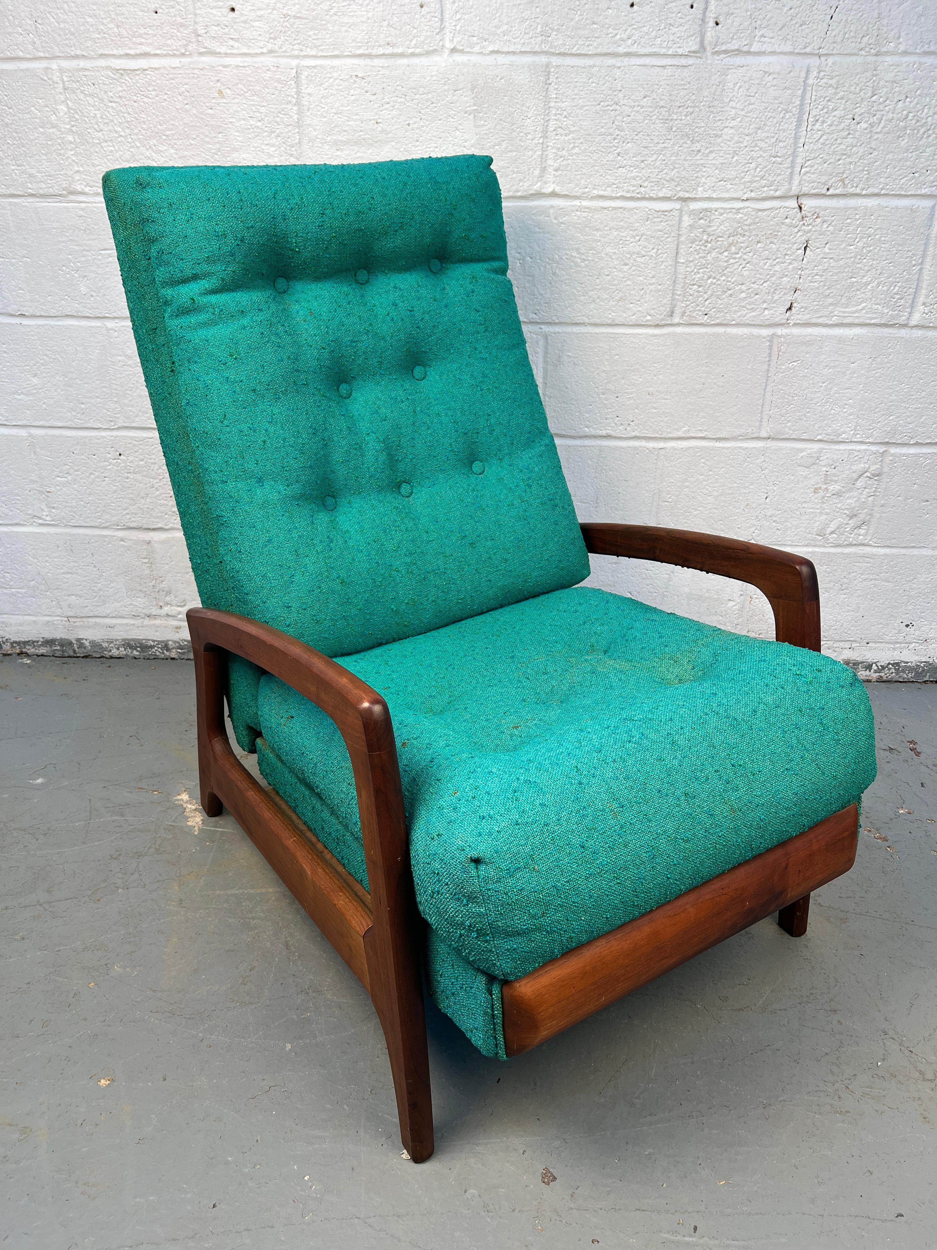 Fauteuil de repos emblématique de la modernité du milieu du siècle, conçu par Adrian Pearsall. Fabriqué avec un cadre sculptural en noyer et des lignes fluides caractéristiques, ce meuble illustre parfaitement le mélange de confort et de design