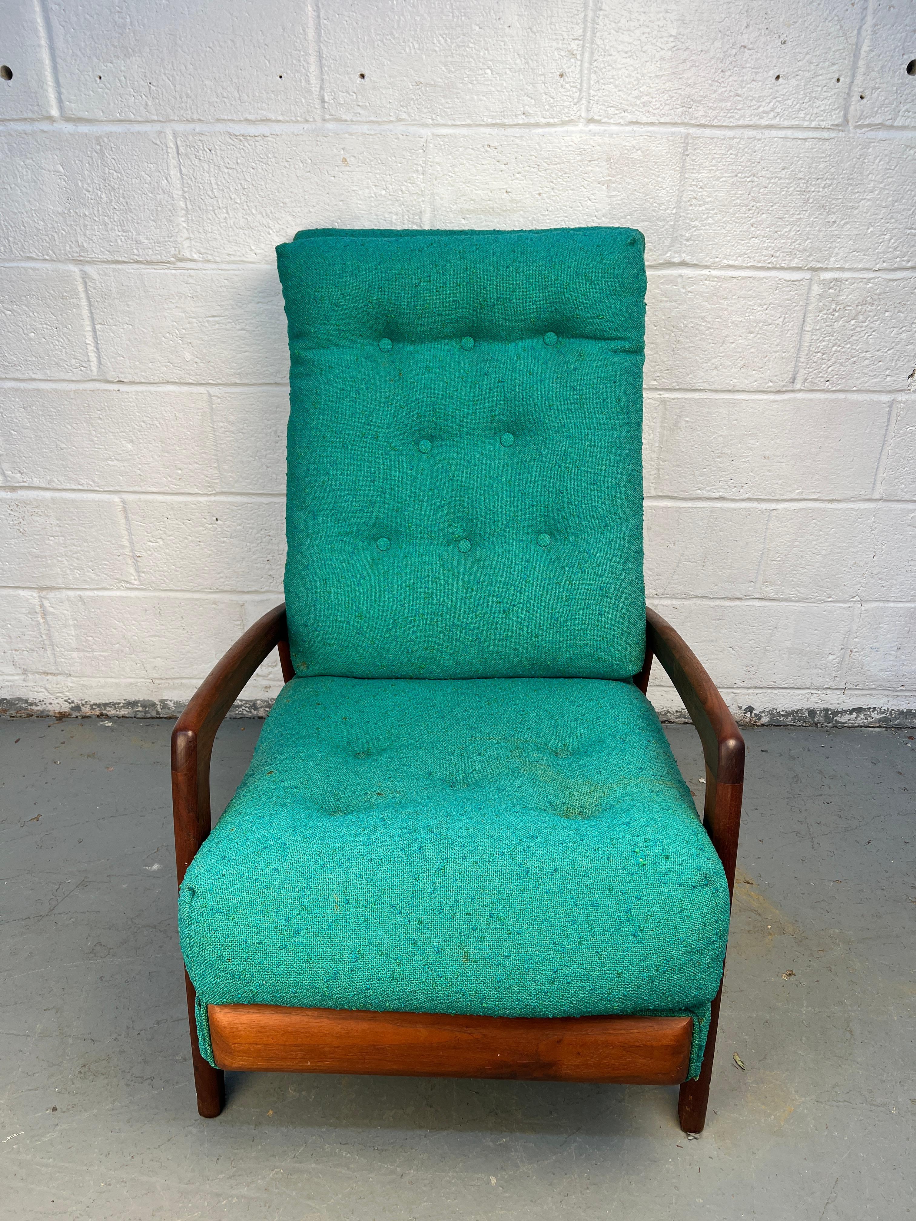 Adrian Pearsall Chaise longue à dossier haut en noyer Bon état - En vente à Brooklyn, NY