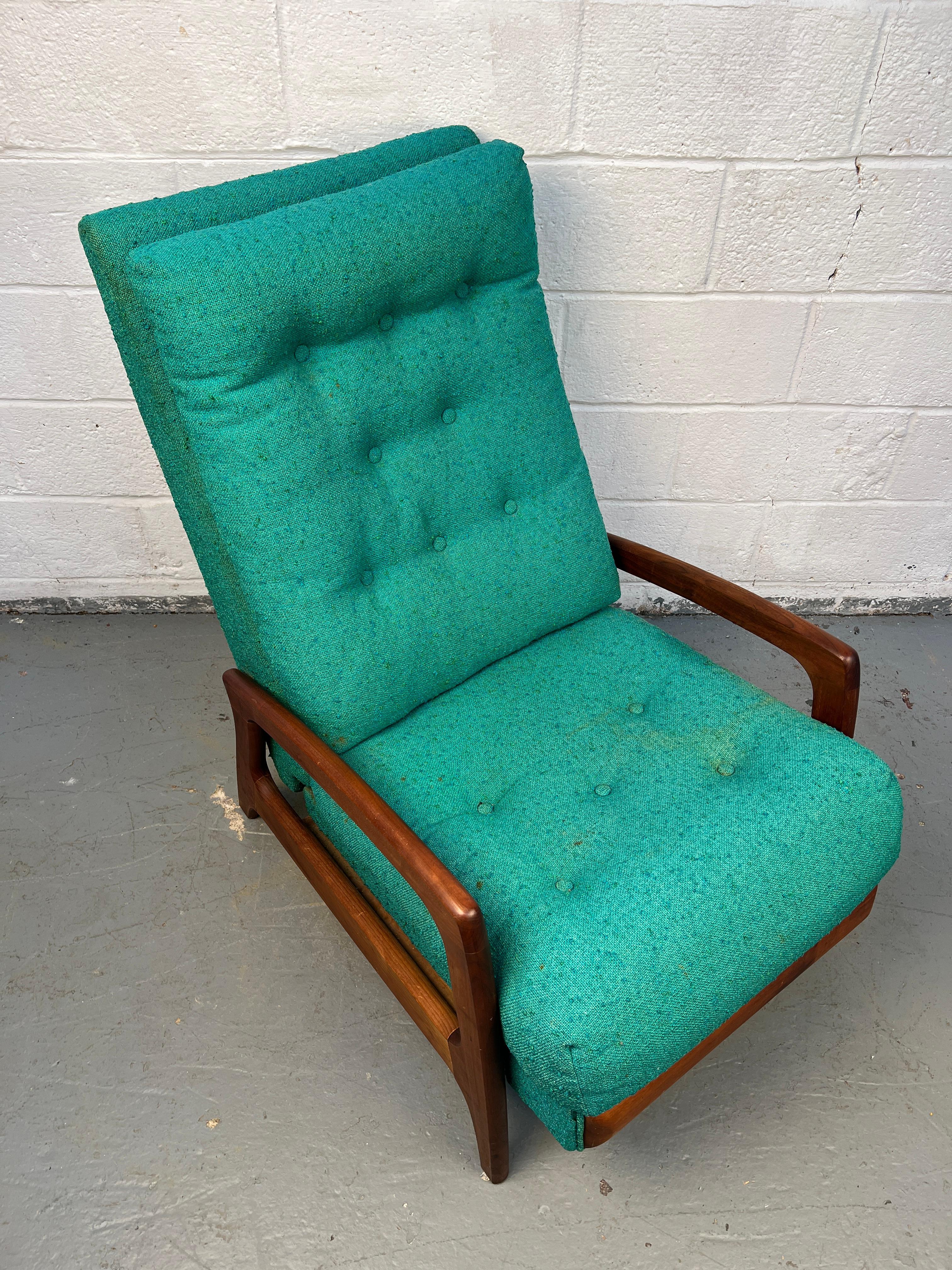 20ième siècle Adrian Pearsall Chaise longue à dossier haut en noyer en vente