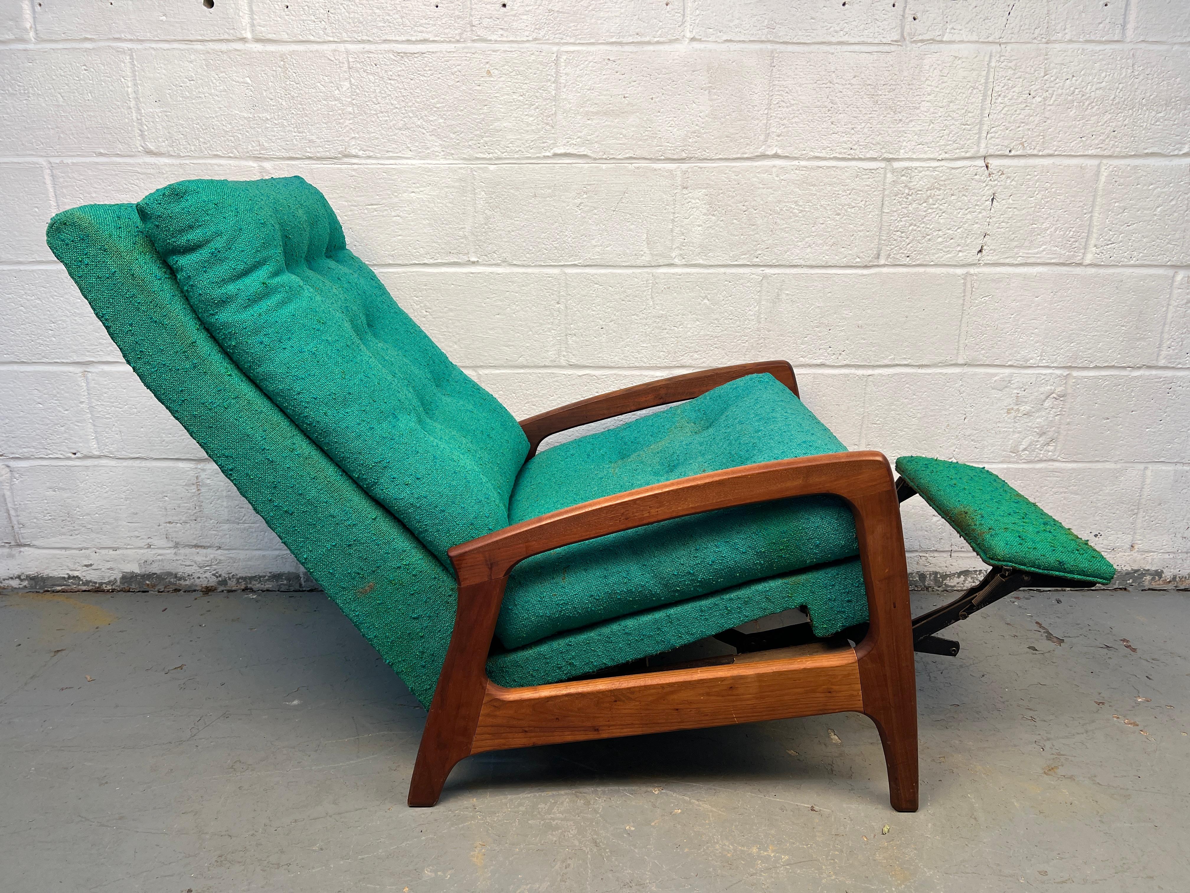 Adrian Pearsall Chaise longue à dossier haut en noyer en vente 3