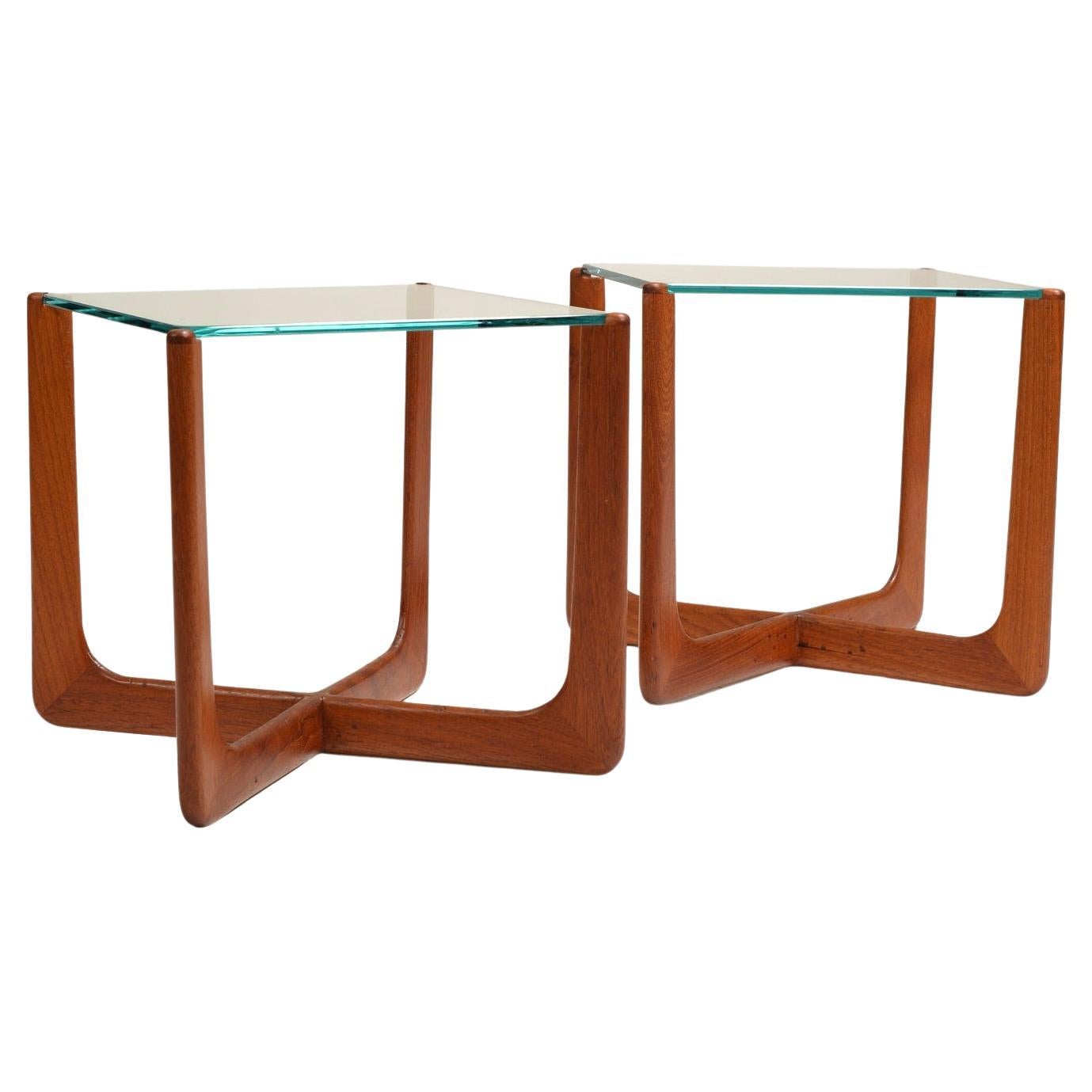 Adrian Pearsall "Jacks" Walnut and Glass Side Tables for Craft Associates en vente
