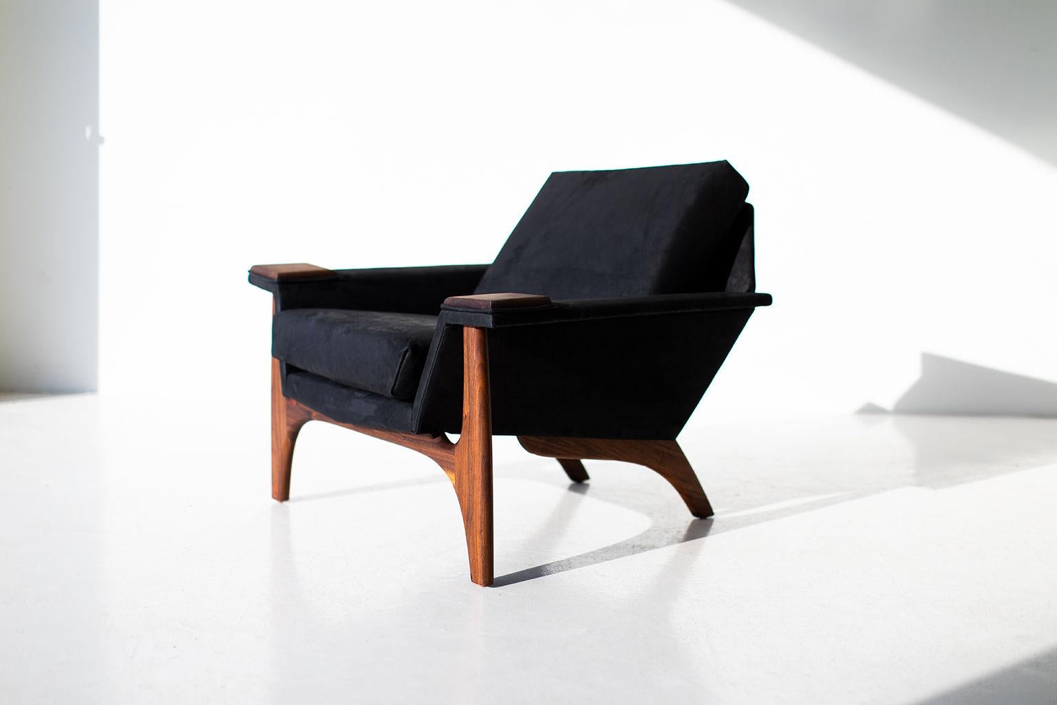 Designer: Adrian Pearsall.

Manufacturer: Craft Associates Inc.
Period/Model: Mid-Century Modern.
Specs: Walnut, leather.

Condition:

This Adrian Pearsall leather lounge chair for Craft Associates Inc : Model 2313 is in excellent restored