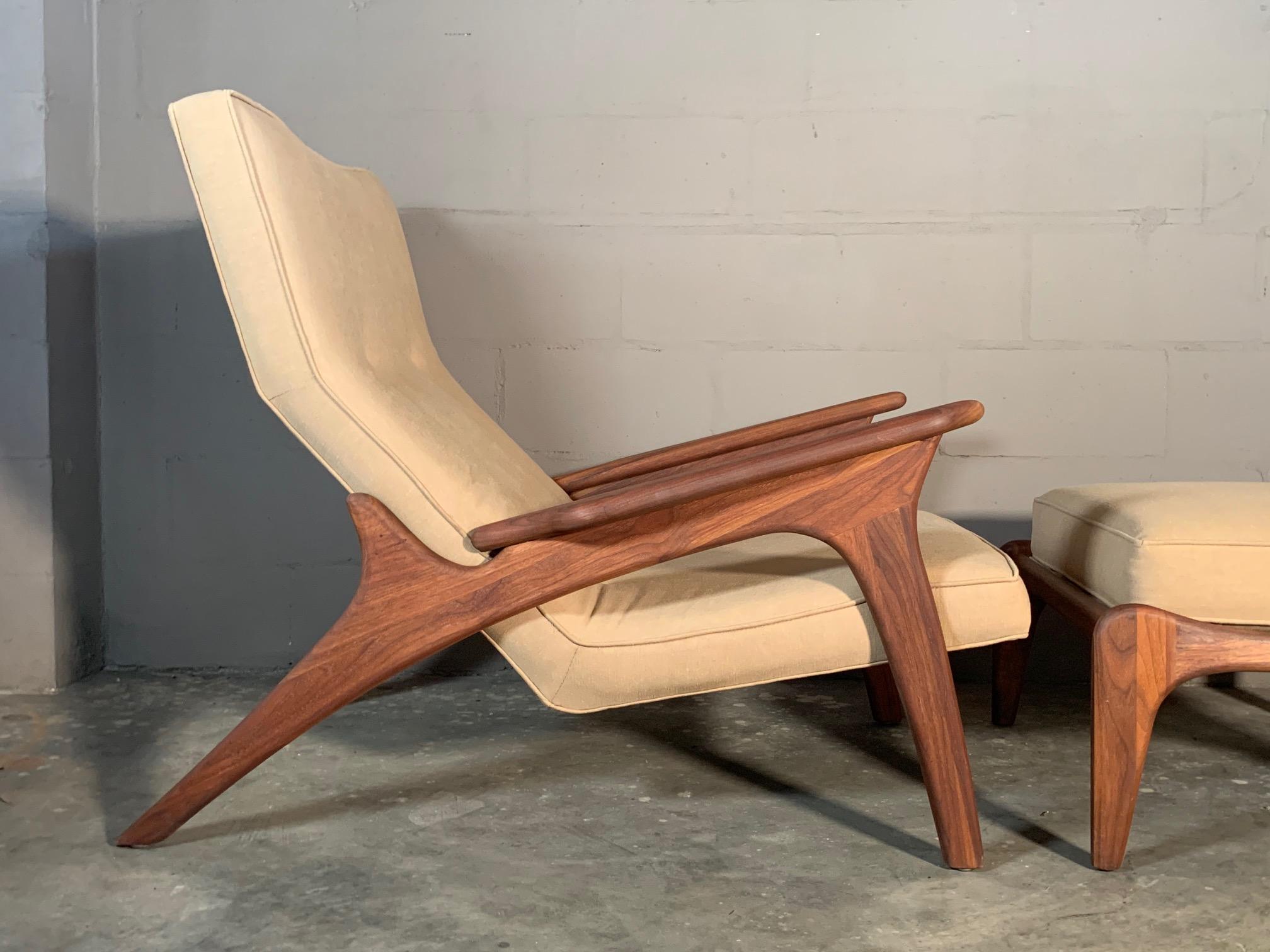 Adrian Pearsall Lounge Chair and Ottoman in Walnut In Excellent Condition In St.Petersburg, FL