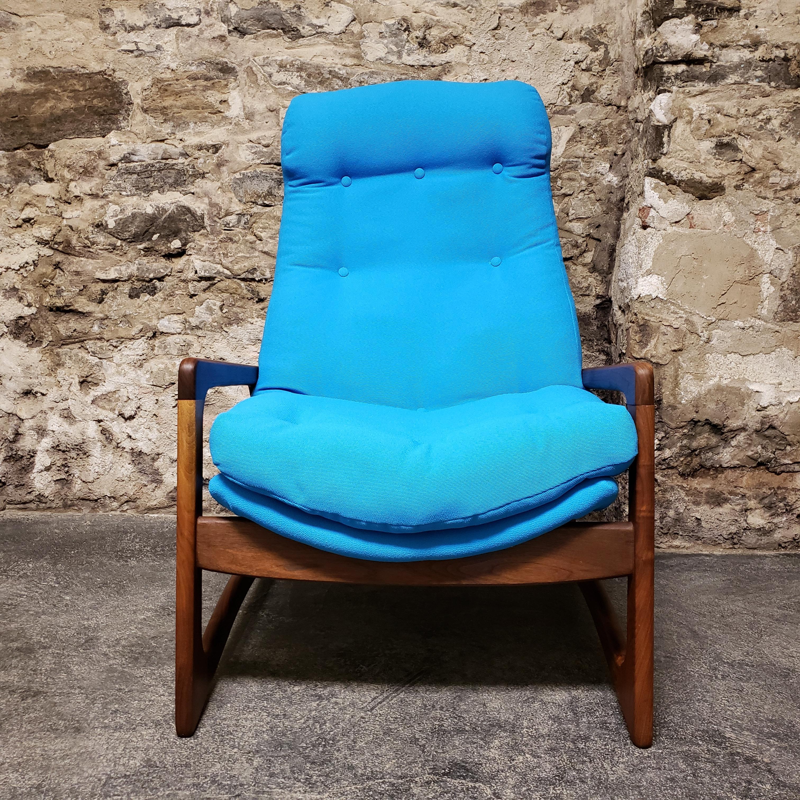 This 1960s Pearsall lounge chair features a gorgeously grained and sculpted biomorphic walnut frame, a quintessential characteristic of legendary, hall of fame designer Adrian Pearsall. The frame is in pristine, refinished condition. It has been
