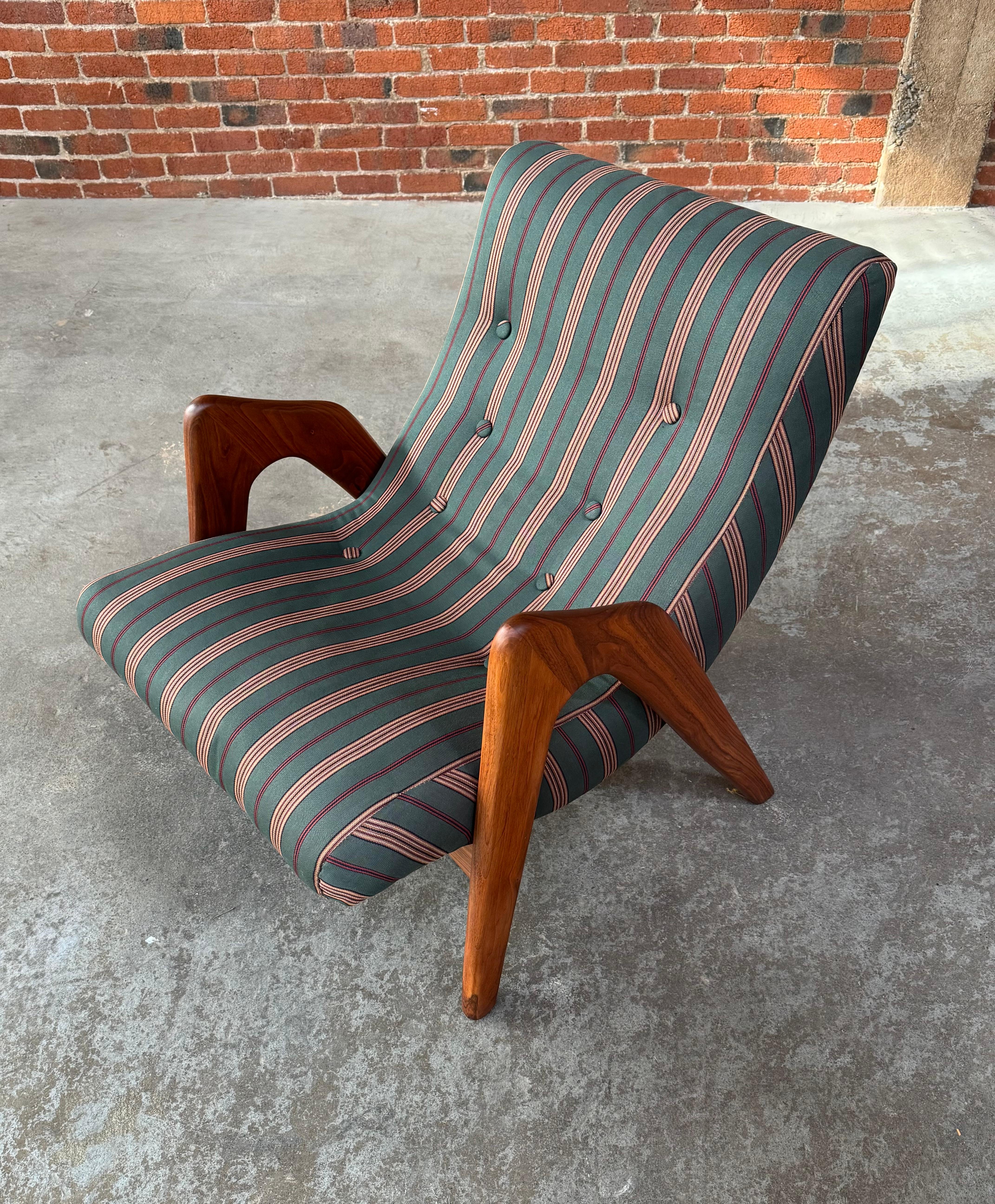 Mid-Century Modern Chaise longue Adrian Pearsall en noyer Circa 1960 Organic Modern en vente