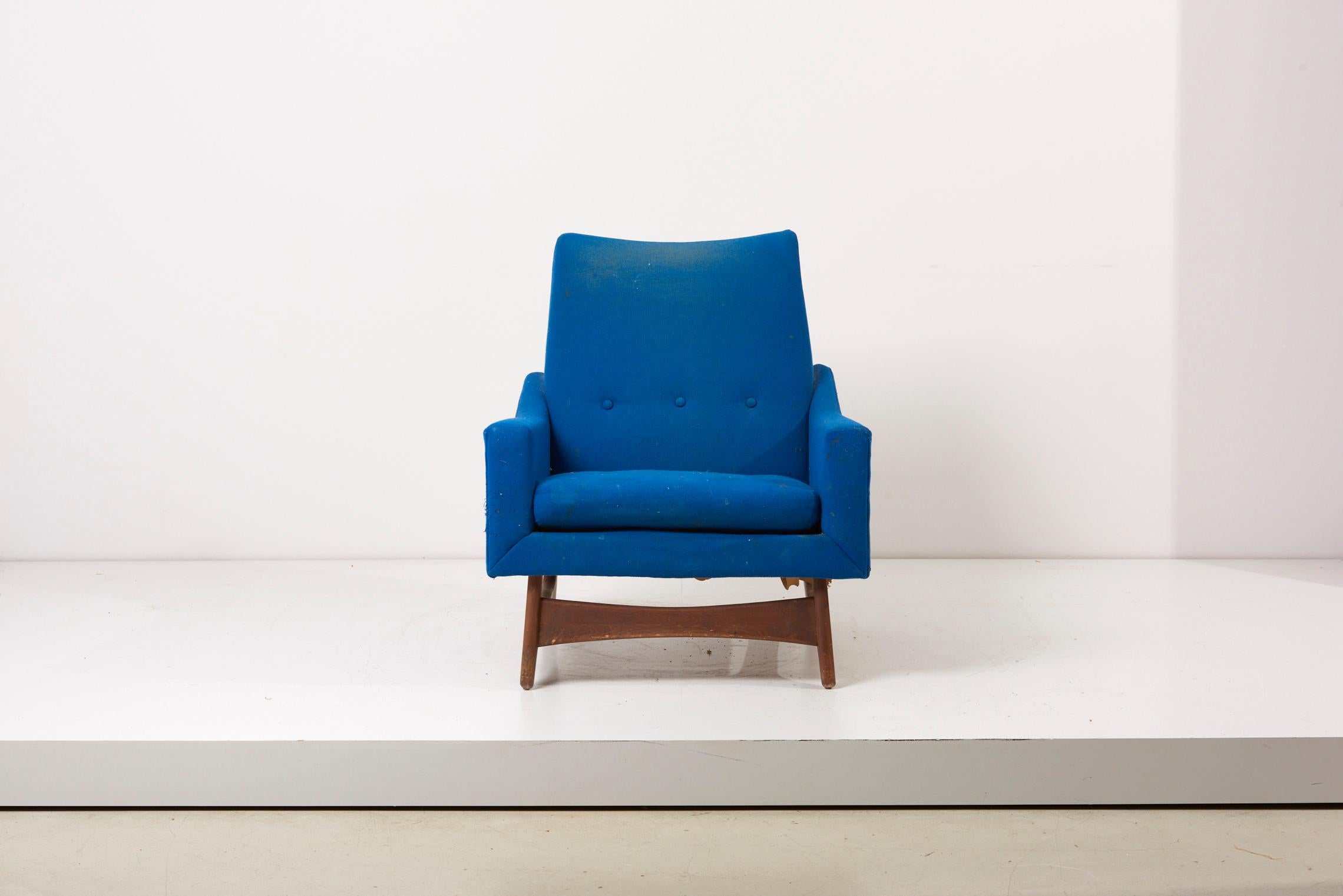 Adrian Pearsall Loungesessel mit kobaltblauem Stoff und Holzbeinen, USA 1960er Jahre. Der Stuhl ist im Originalzustand mit Vintage-Polsterung. Wir bieten Neupolsterungen in unserer hauseigenen Werkstatt an.