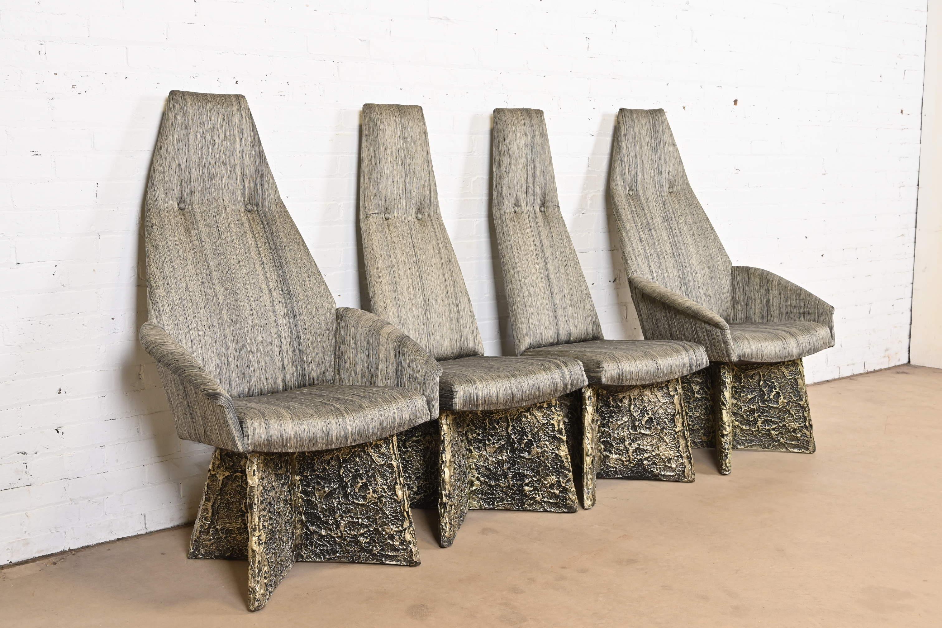Un raro ed eccezionale set di quattro sedie da salotto, sedie da club o sedie da pranzo con schienale alto in stile Brutalista della metà del secolo.

Da Adrian Pearsall

USA, anni '60

Basi in resina dorata in bronzo, con imbottitura