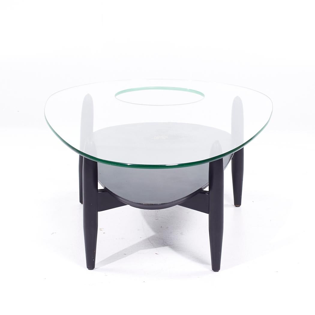 Table basse du milieu du siècle Adrian Pearsall

Cette table basse mesure : 30 de large x 47 de profond x 16 de haut

Tous les meubles peuvent être achetés dans ce que nous appelons un état vintage restauré. Cela signifie que la pièce est restaurée