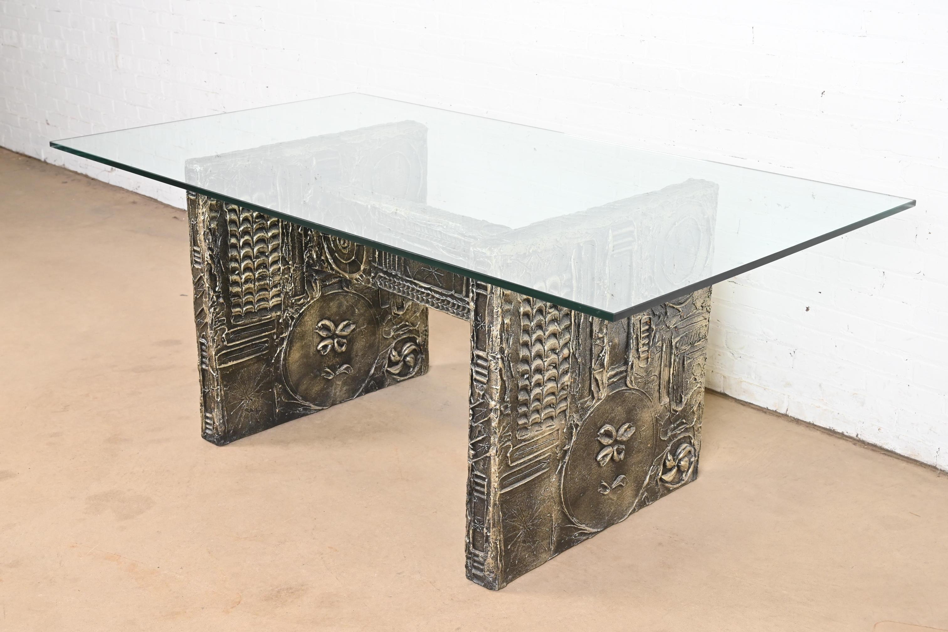 Une rare et exceptionnelle table de salle à manger brutaliste du milieu du siècle dernier

Par Adrian Pearsall

États-Unis, années 1960

Socle en résine texturée et dorée, avec plateau en verre épais.

Mesure 71,75 