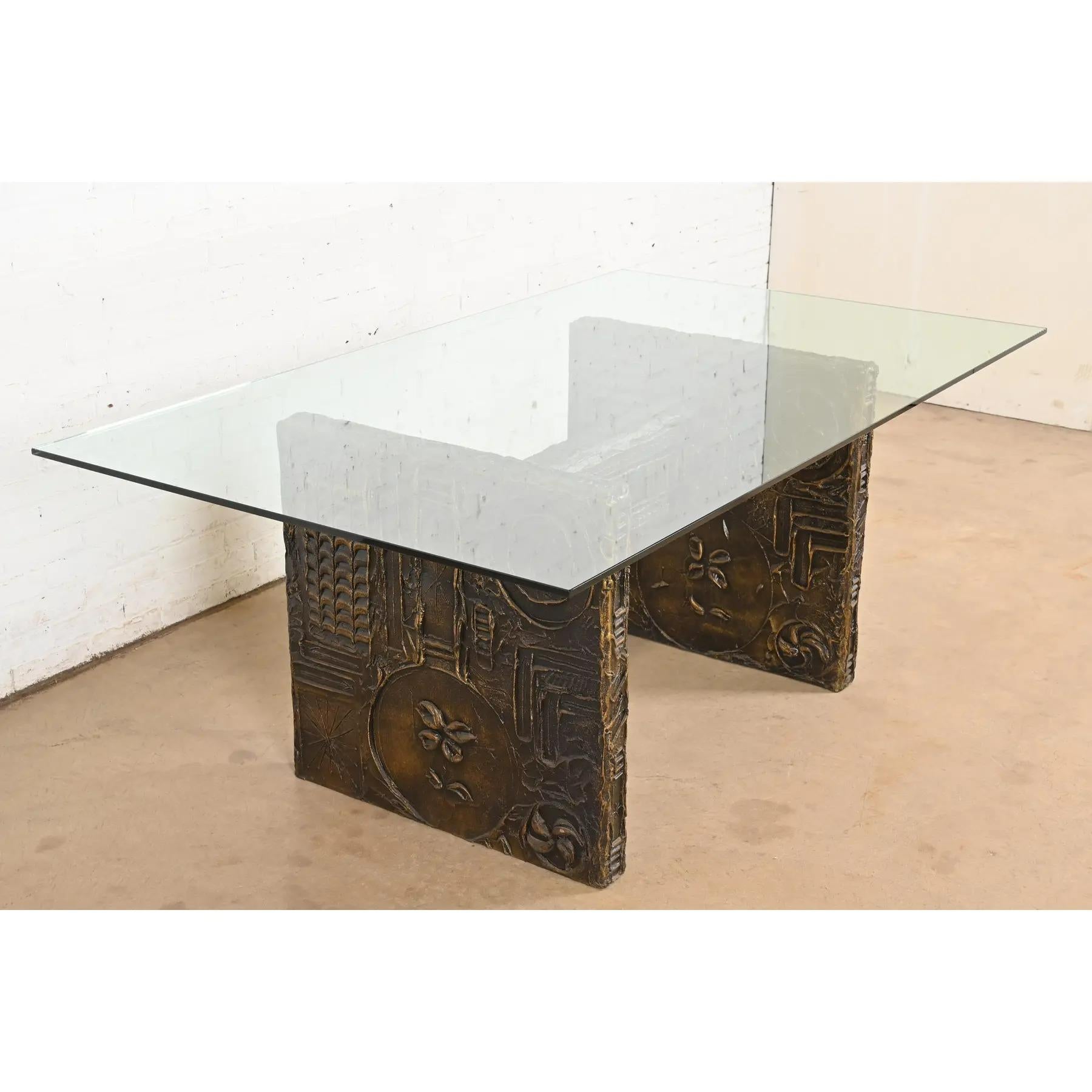 Une rare et exceptionnelle table de salle à manger brutaliste du milieu du siècle dernier

Par Adrian Pearsall

États-Unis, années 1960

Socle en résine texturée et dorée, avec plateau en verre épais.

Dimensions : 74 