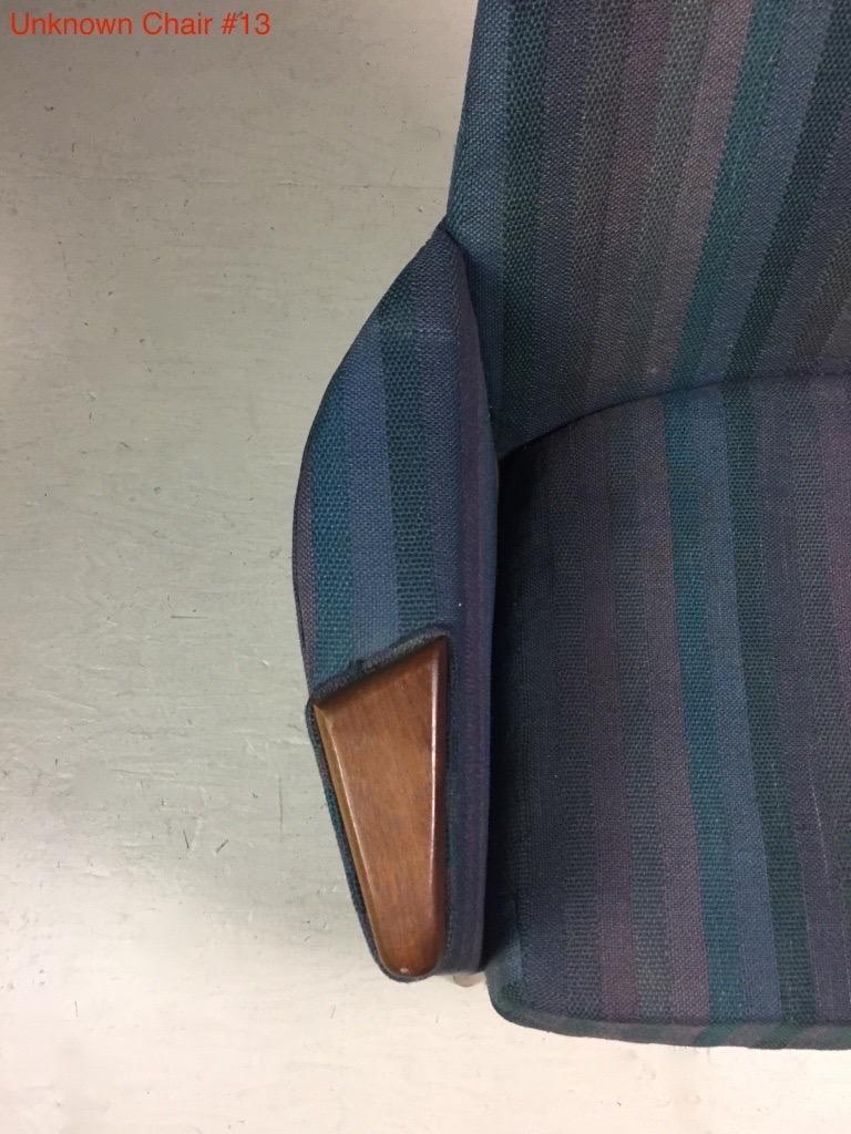 Chaise à haut dossier de Pearsall vers la fin des années 1960, similaire au modèle 2174-C, sauf que cette version a une base en noyer et n'est pas pivotante.  Le tissu est d'origine et présente quelques défauts comme indiqué. Les couleurs du tissu