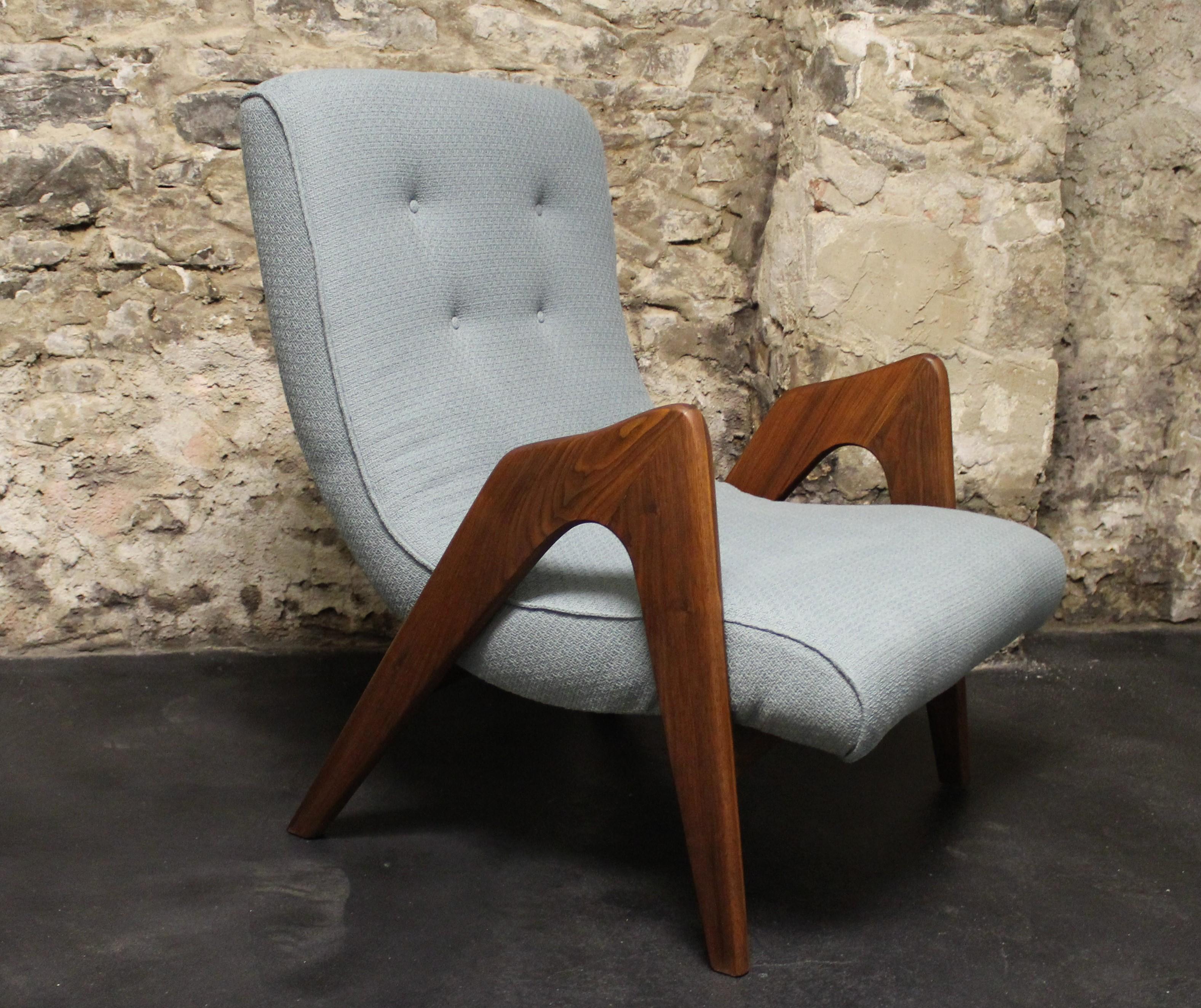 Adrian Pearsall Mid-Century Modern Lounge Chair mit einem Gestell aus Walnussholz:: das einen modernistisch gepolsterten:: getufteten Sitz trägt. Modell 705-CW 
 