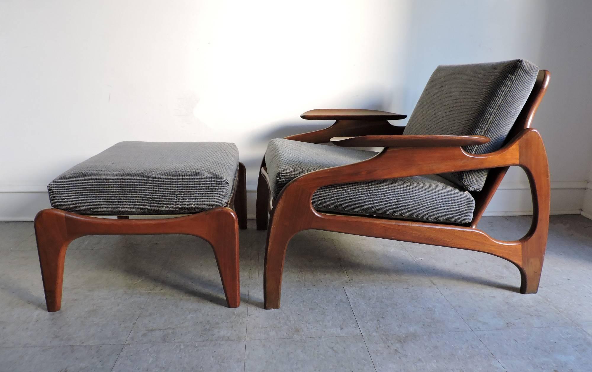 Chaise longue très confortable et basse:: modèle 1209C:: conçue par Adrain Pearsall et fabriquée par Craft Associates. Cette chaise et cet ottoman ont une structure sculptée en noyer massif:: des coussins libres et un dossier canné.