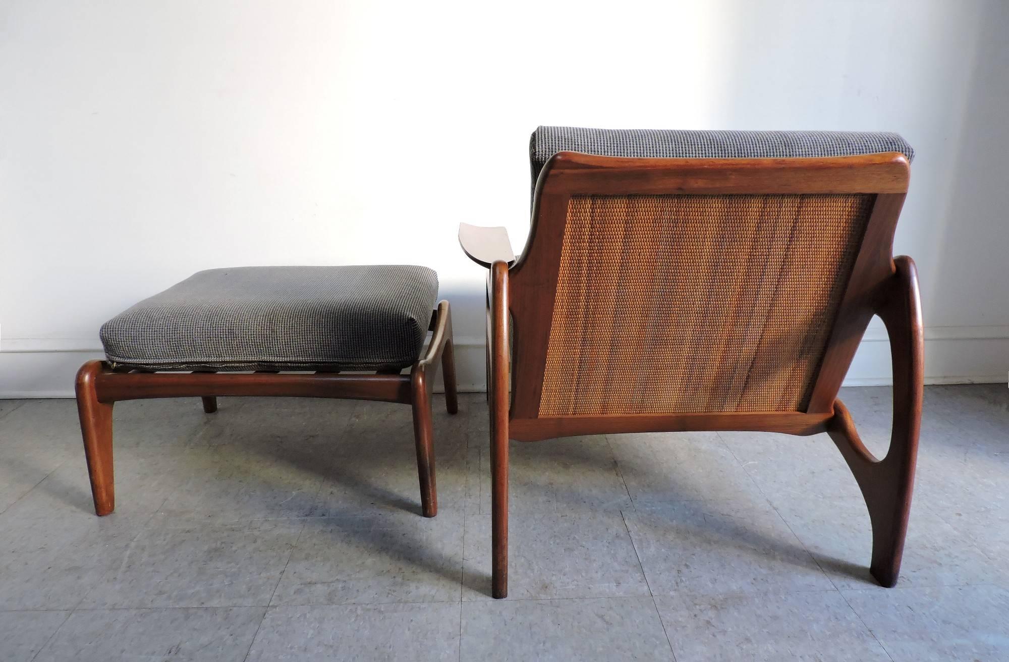 Américain Adrian Pearsall Chaise longue et pouf en noyer et rotin:: de style moderne du milieu du siècle