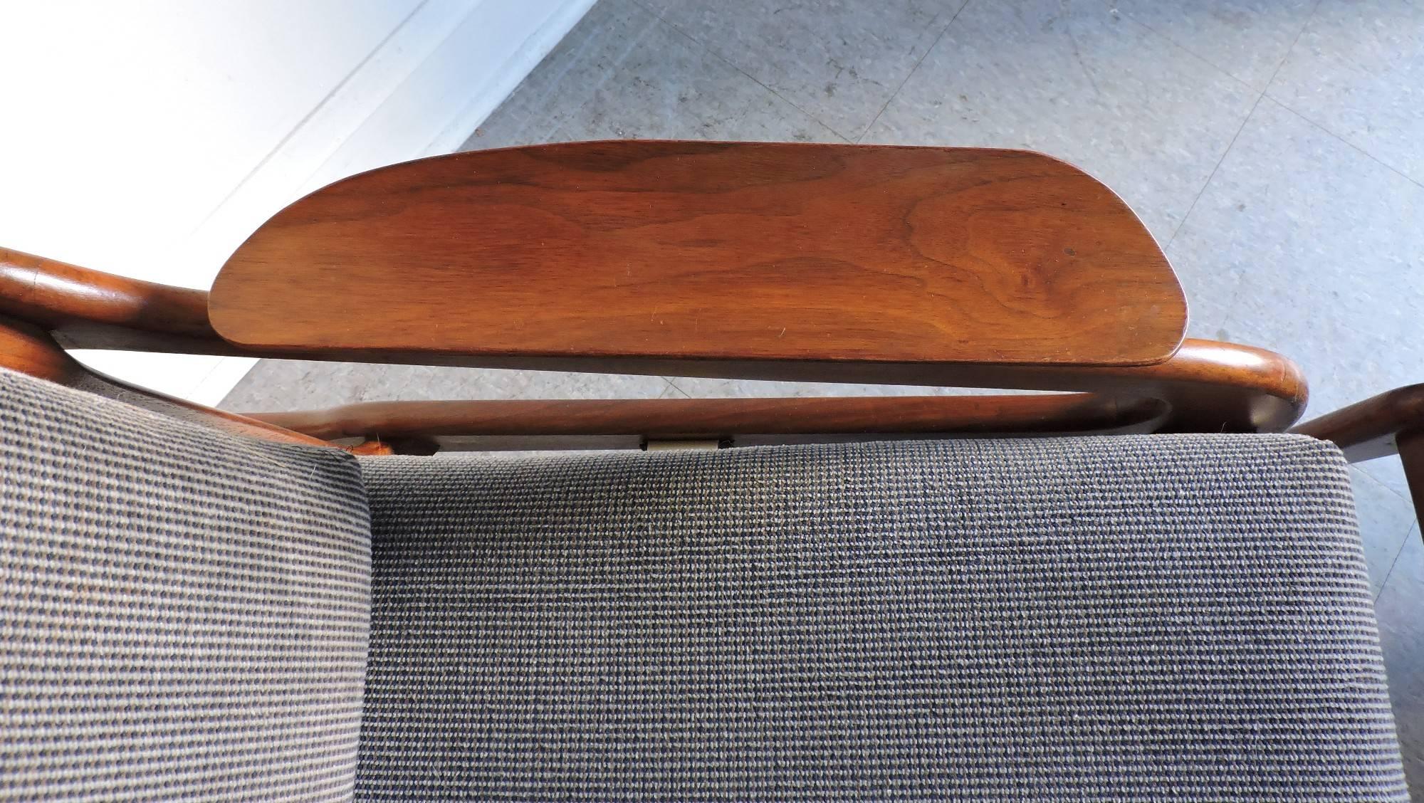 Tissu Adrian Pearsall Chaise longue et pouf en noyer et rotin:: de style moderne du milieu du siècle