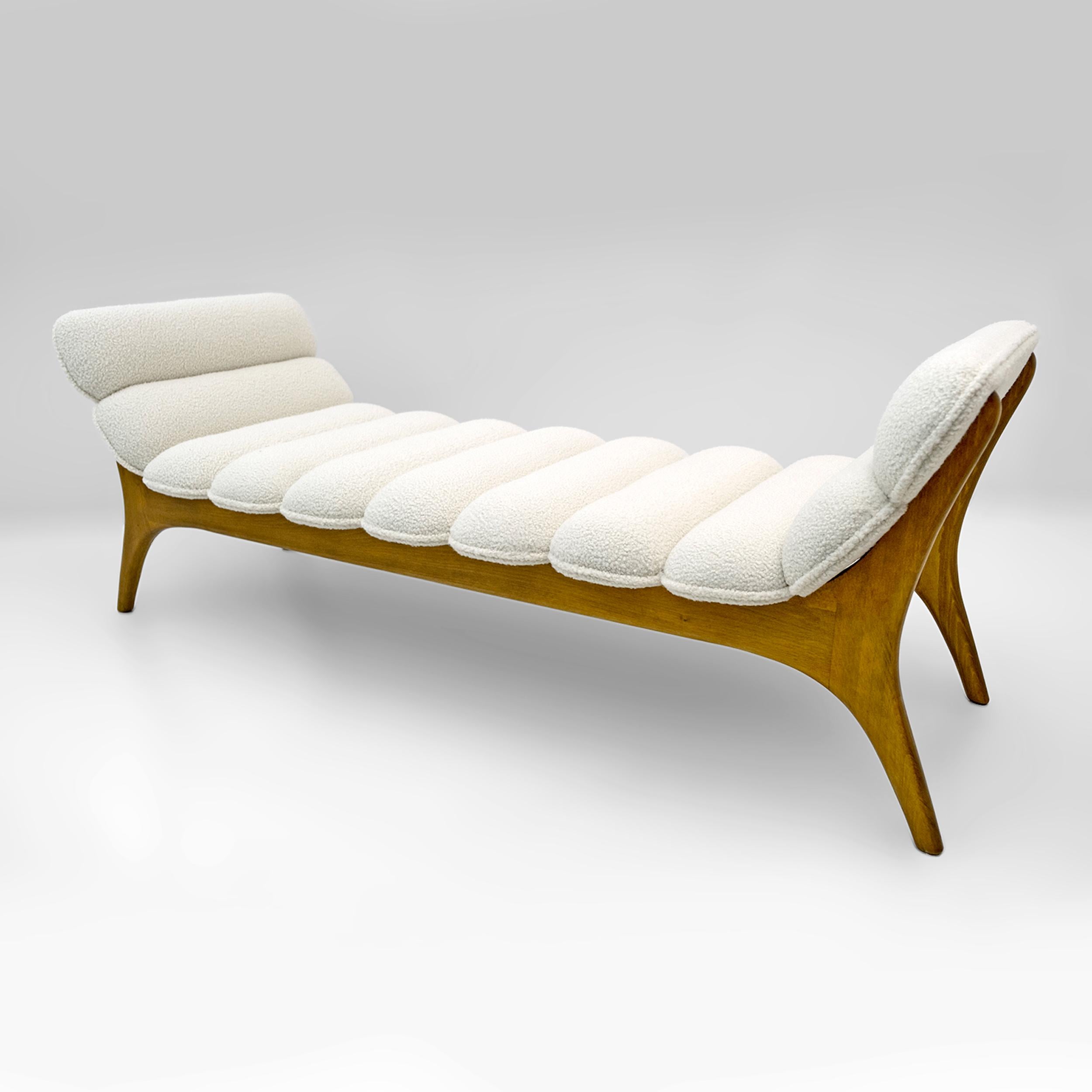 Chaise longue diseñada por el estadounidense Adrian Pearsall. El armazón es de nogal, con una hermosa forma curva, y está tapizado en pelo de bucle blanco. La chaise longue ha sido restaurada y retapizada.