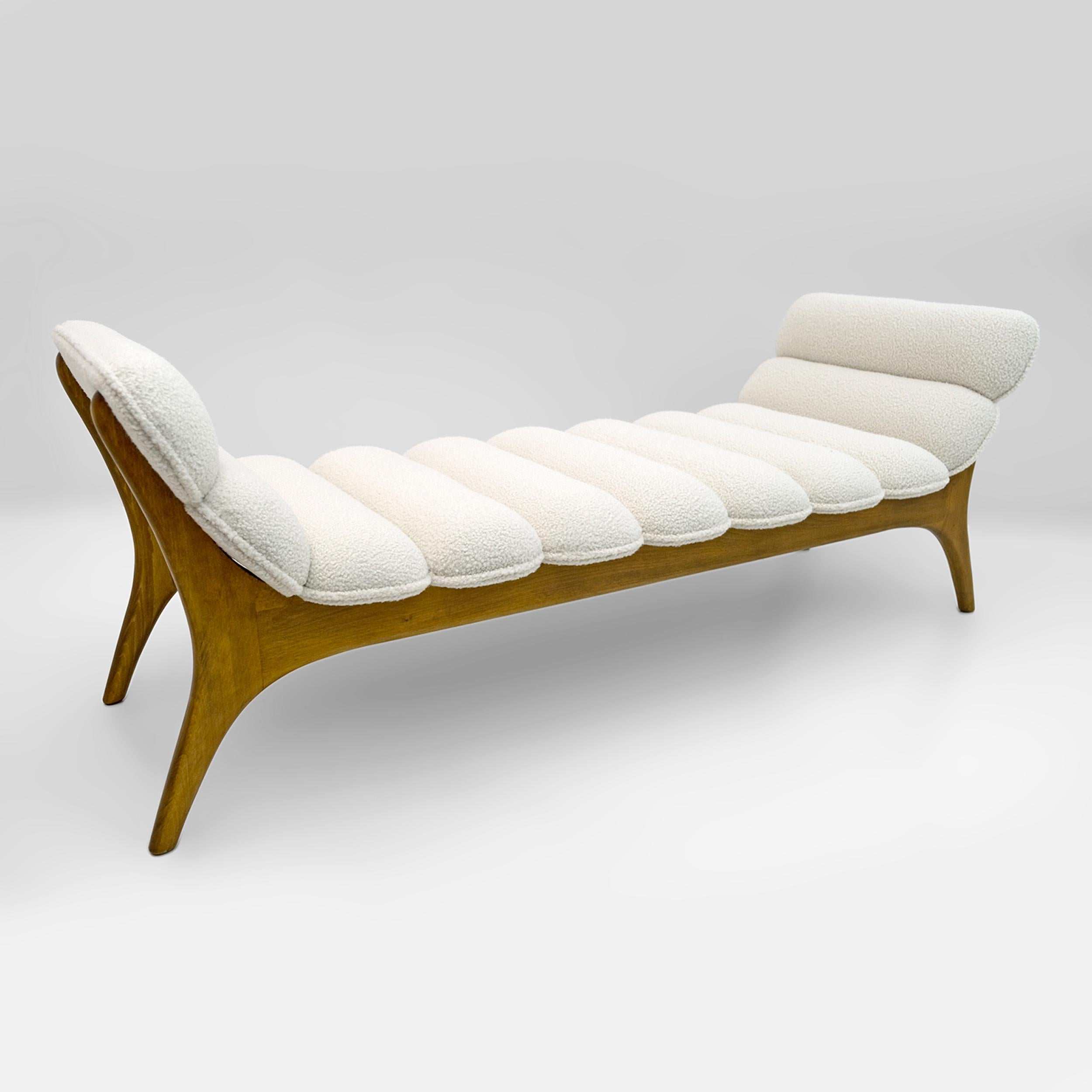 Chaise longue de nogal Adrian Pearsall, moderno de mediados de siglo, de Craft Associates Bouclé en venta