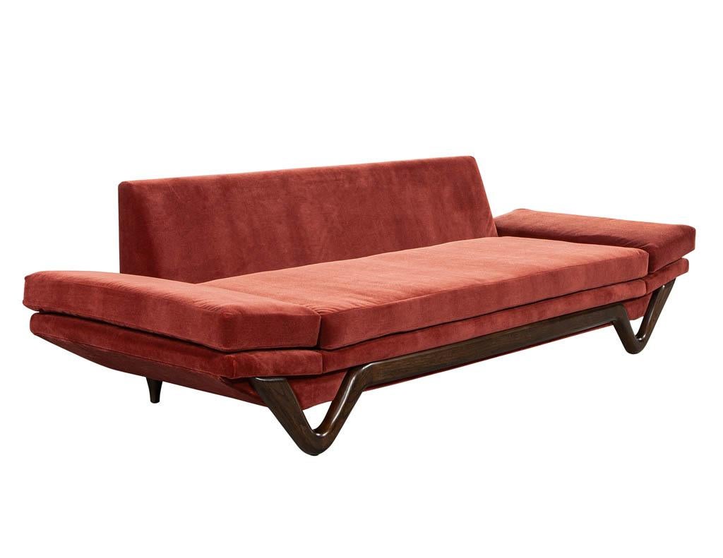 Mid-Century Modern Canapé Gondola Adrian Pearsall en noyer, style mi-siècle moderne en vente