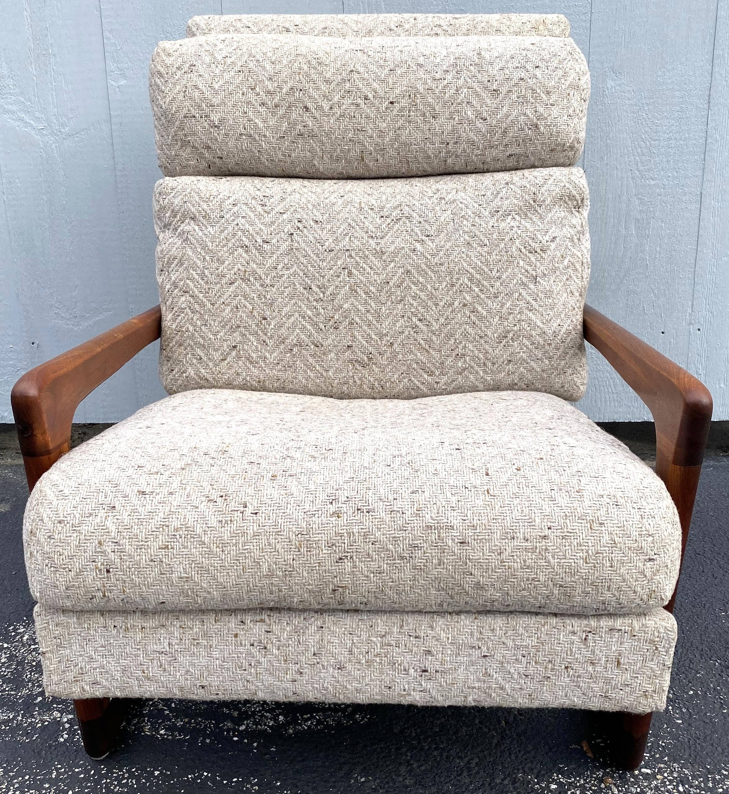 Ein schönes Beispiel für einen trapezförmigen, gepolsterten Sessel aus Nussbaumholz aus der Mitte des Jahrhunderts mit abnehmbarem Rückenkissen/Kissen, entworfen von Adrian Pearsall (1925-2011). Adrian Pearsall gründete 1952 Craft Associates in