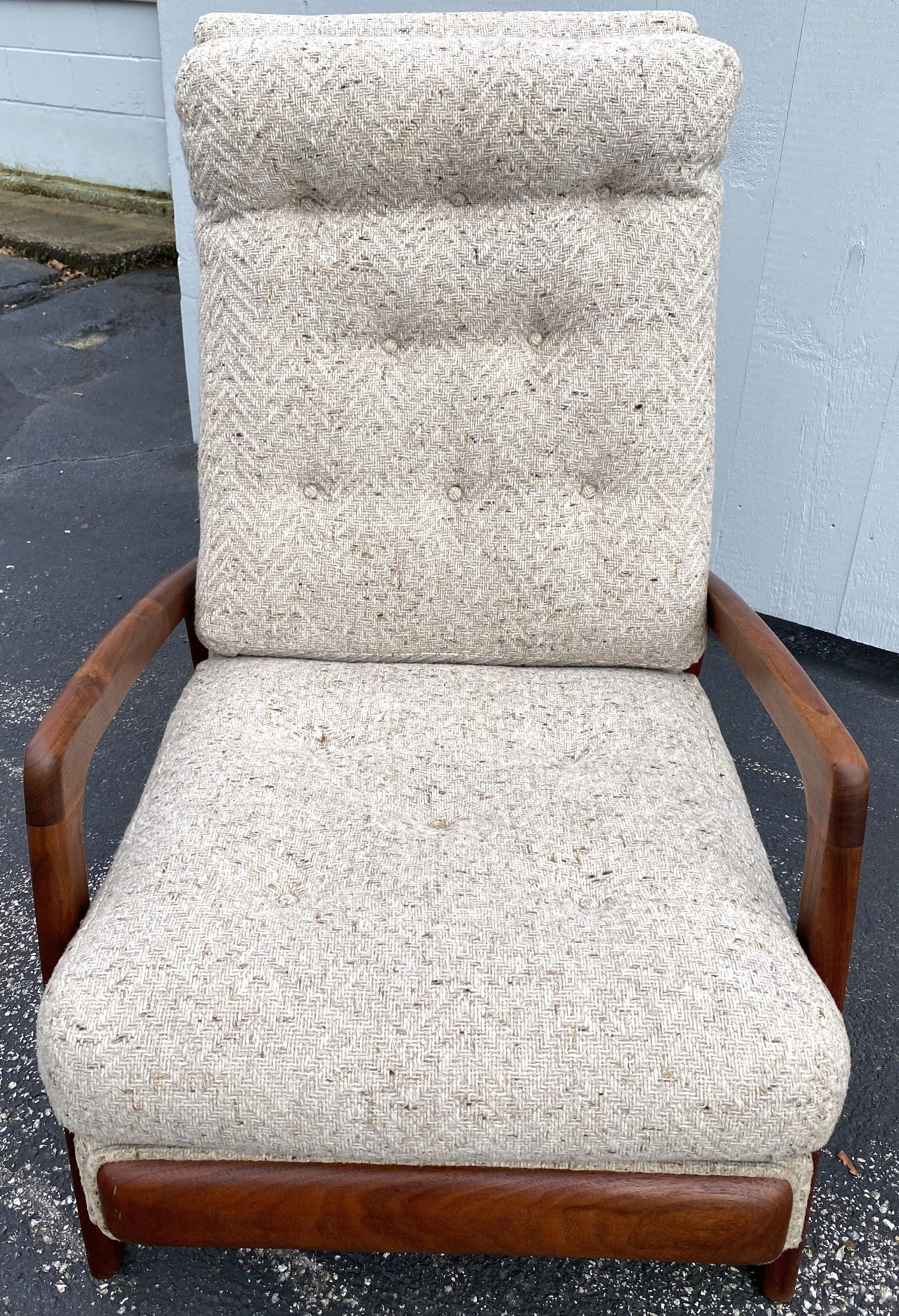 Ein schöner, moderner Sessel aus Nussbaum mit Fußstütze, entworfen von Adrian Pearsall (1925-2011) für Craft Associates. Adrian Pearsall gründete 1952 Craft Associates in Pennsylvania, um seine eigenen Entwürfe herzustellen. In den späten 1950er