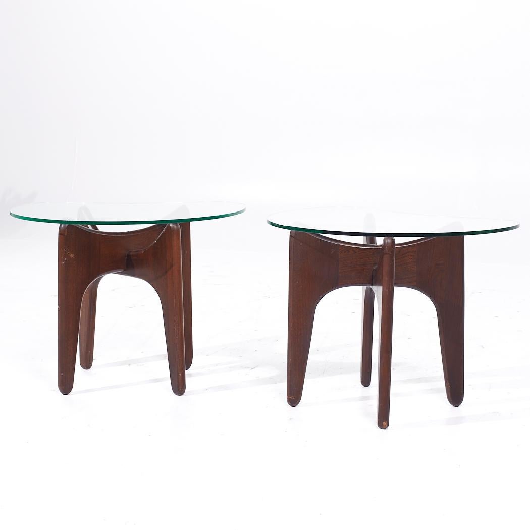 Adrian Pearsall Mid Century Beistelltische aus Nussbaum und Glas - Paar (Moderne der Mitte des Jahrhunderts) im Angebot