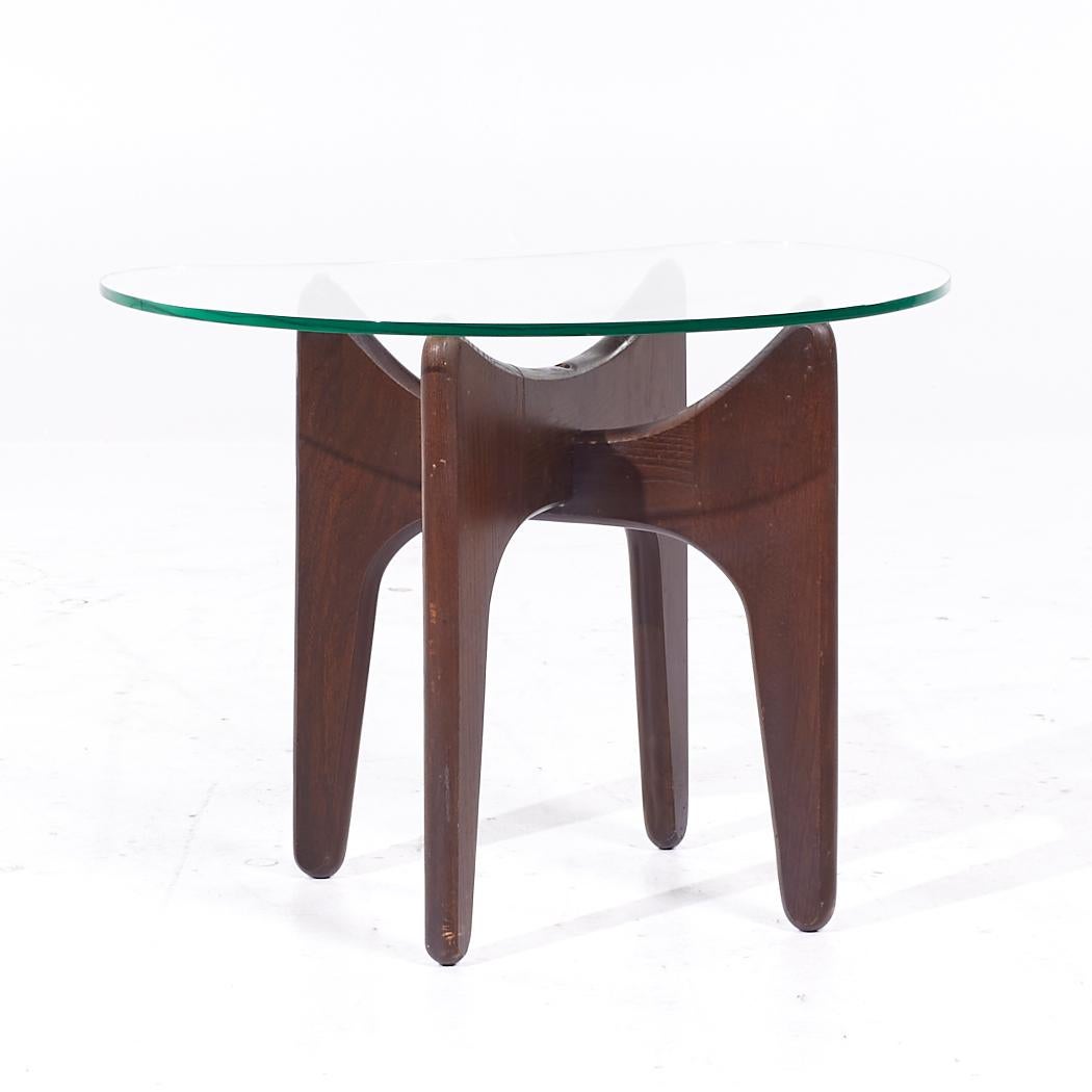 Adrian Pearsall Mid Century Beistelltische aus Nussbaum und Glas - Paar (amerikanisch) im Angebot