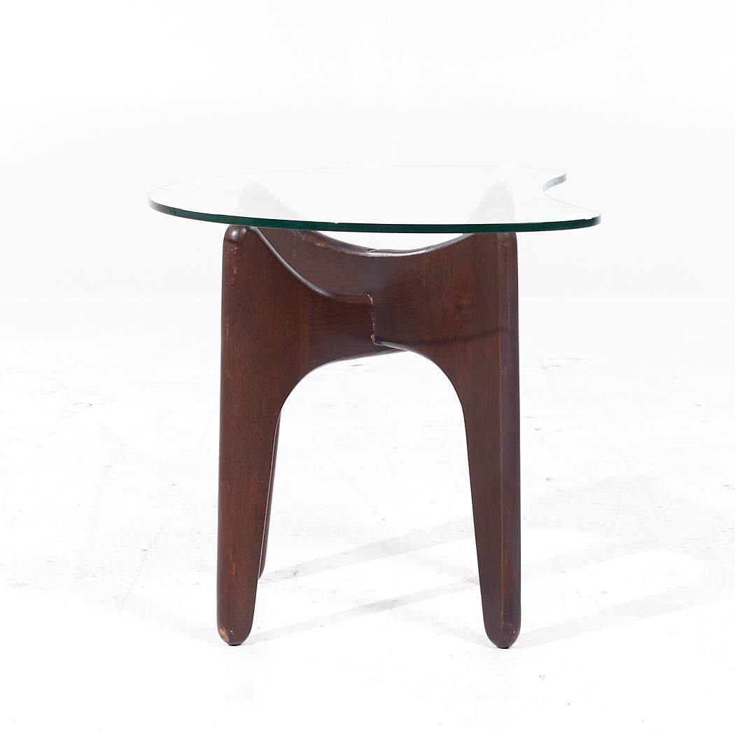 Adrian Pearsall Mid Century Beistelltische aus Nussbaum und Glas - Paar im Angebot 1