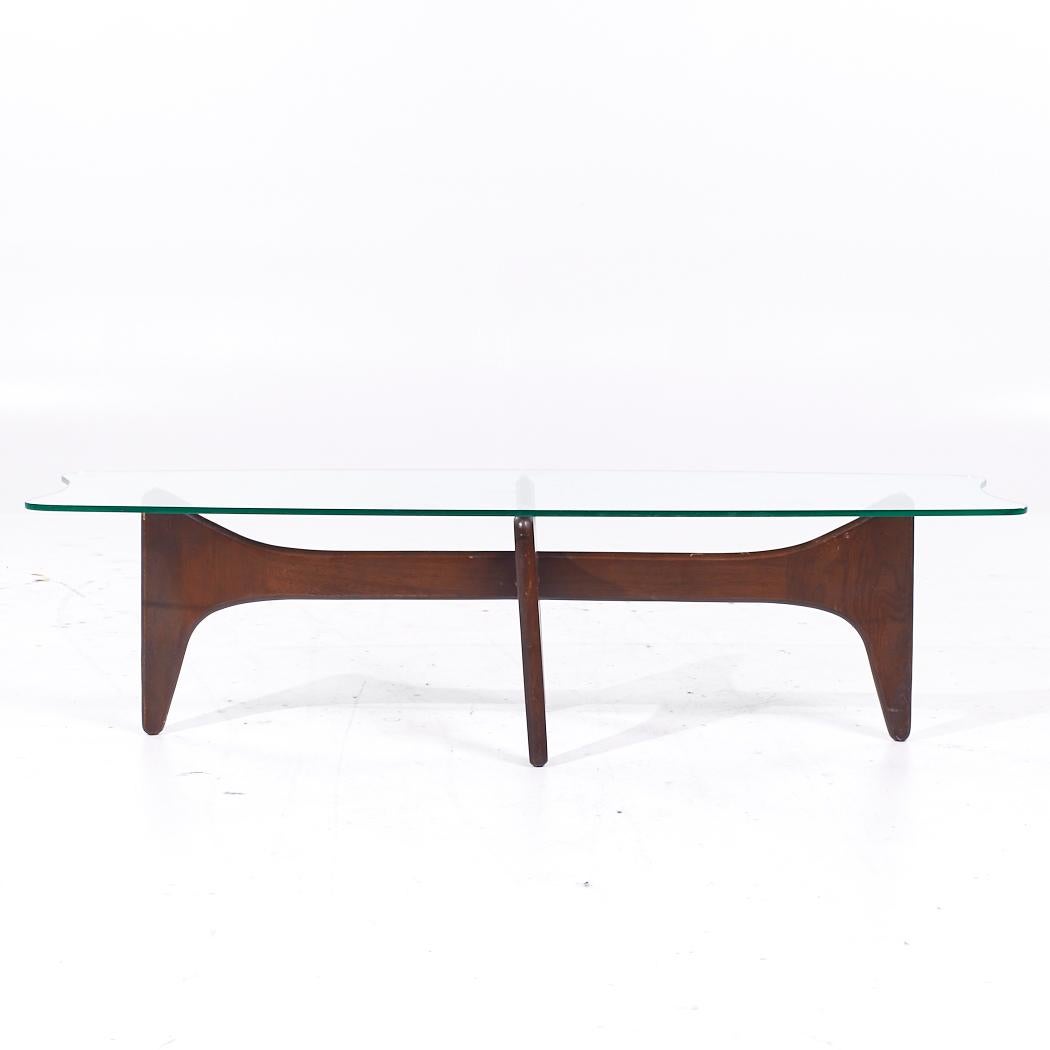 Table basse en noyer et verre Stingray du milieu du siècle Adrian Pearsall

Cette table basse mesure : 60 de large x 20 de profond x 16 de haut

Tous les meubles peuvent être achetés dans ce que nous appelons un état vintage restauré. Cela signifie