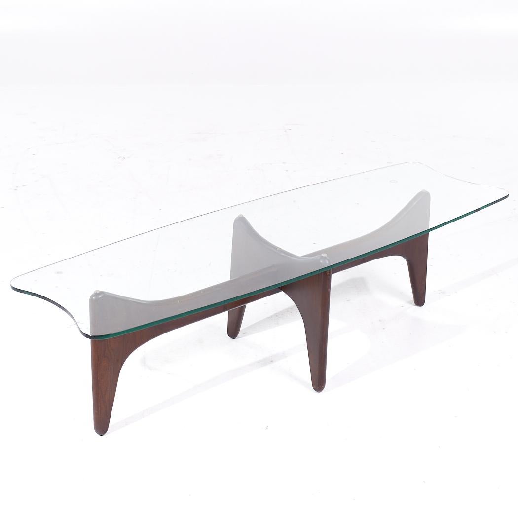 Américain Table basse en noyer et verre Stingray du milieu du siècle Adrian Pearsall en vente