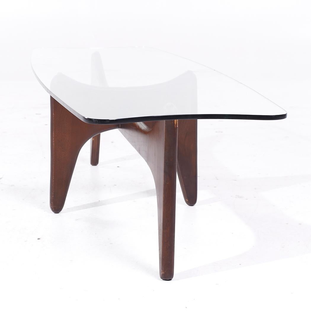 Verre Table basse en noyer et verre Stingray du milieu du siècle Adrian Pearsall en vente